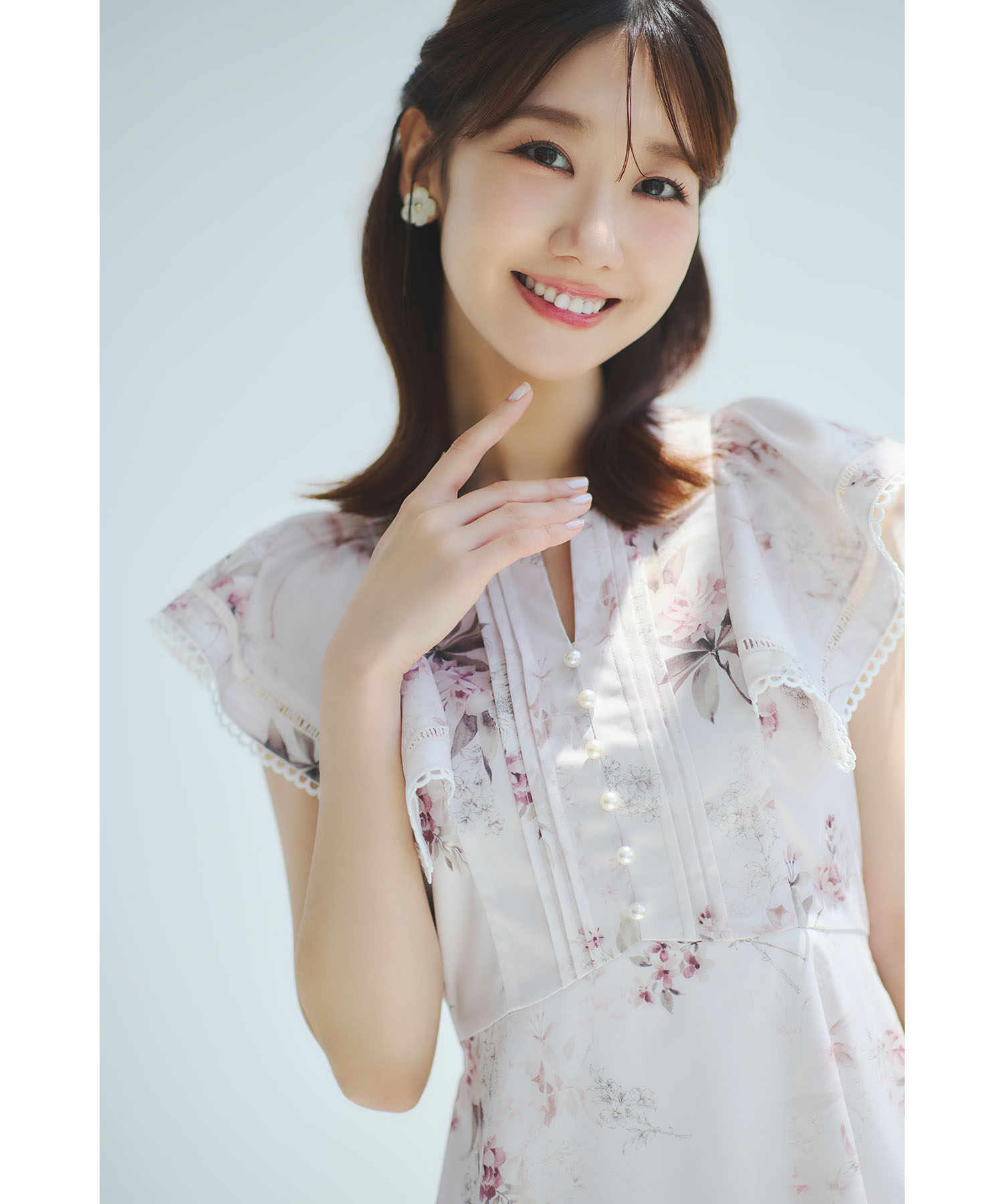 6月下旬販売予定！入荷連絡受付中☆ウエストリボン付きハシゴレースピンタックフラワープリントワンピース※柏木由紀さんはピンク着用