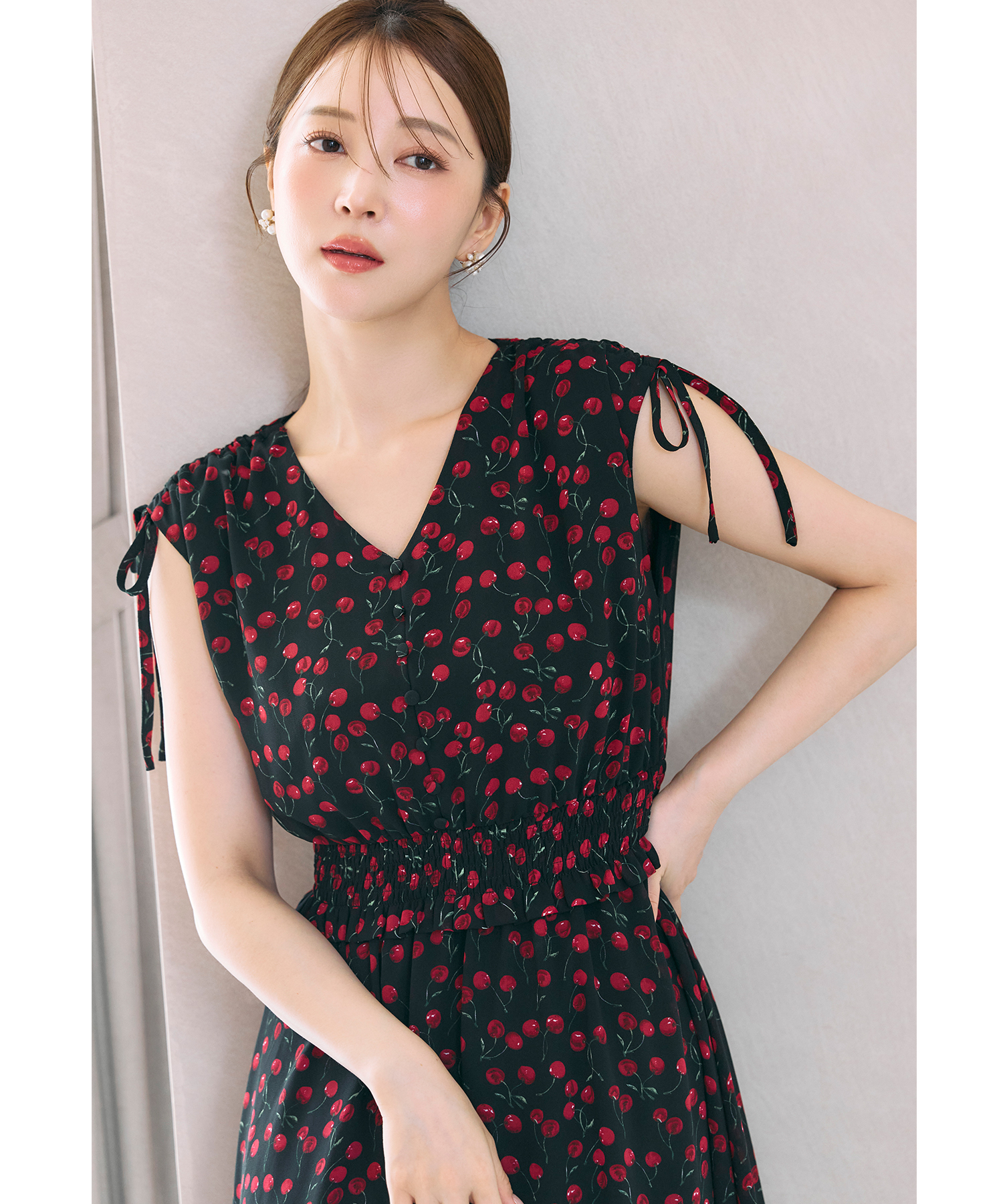 tocco トッコクローゼット　
肩ドロストリボン付きウエストシャーリングアソートプリントワンピース