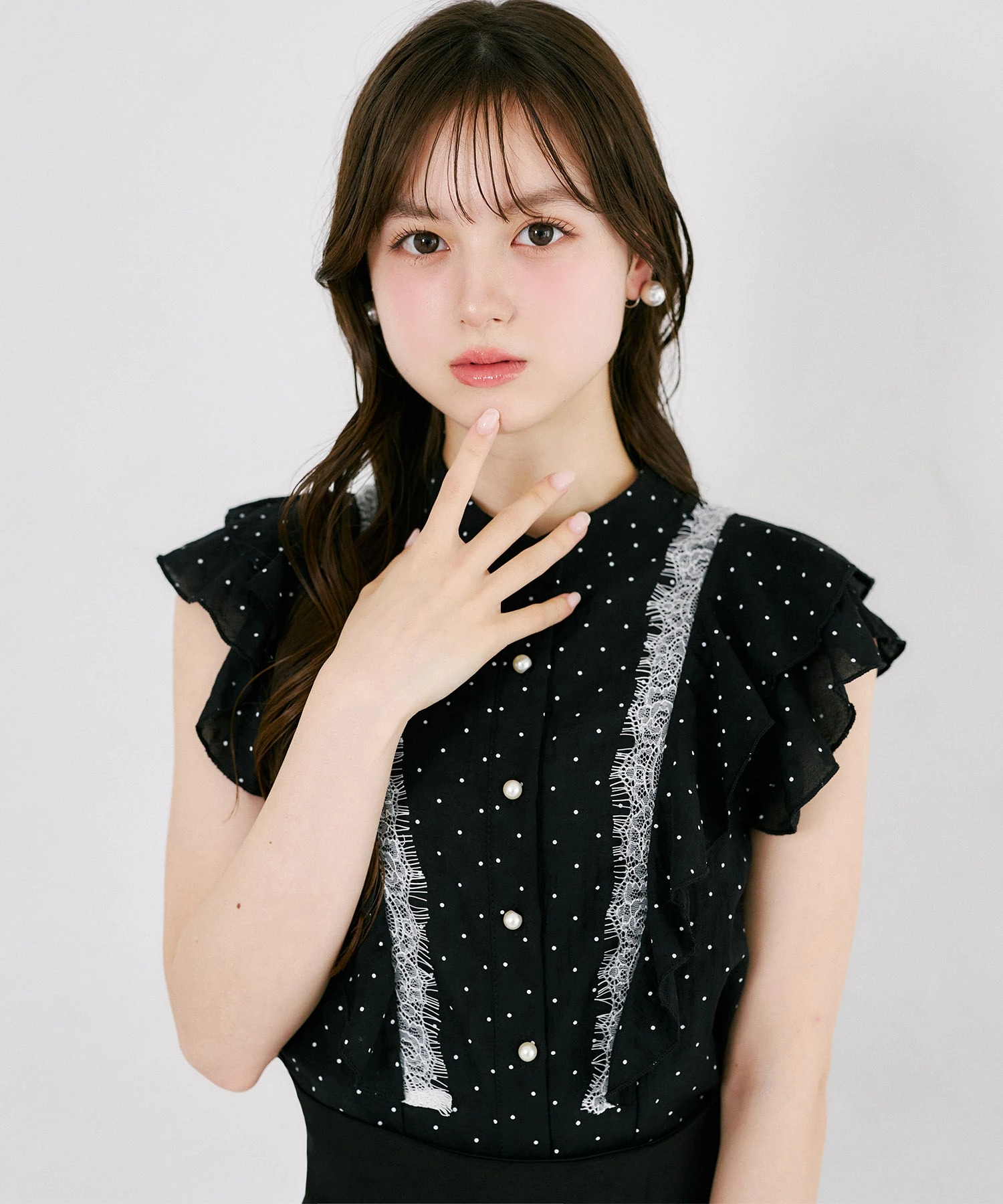 tocco トッコクローゼット　
フレンチシックな大人の愛され服♪レース装飾ドットラッフルフリルブラウス