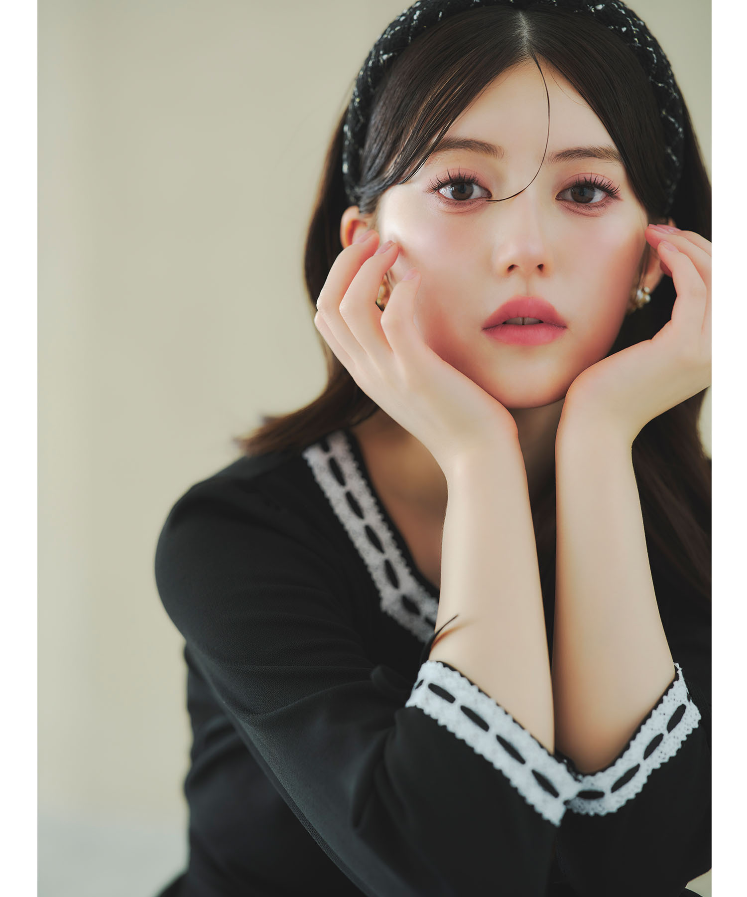 8月下旬販売予定！入荷連絡受付中☆はしごレース配色リボンニットワンピース※中野恵那さんはブラック着用