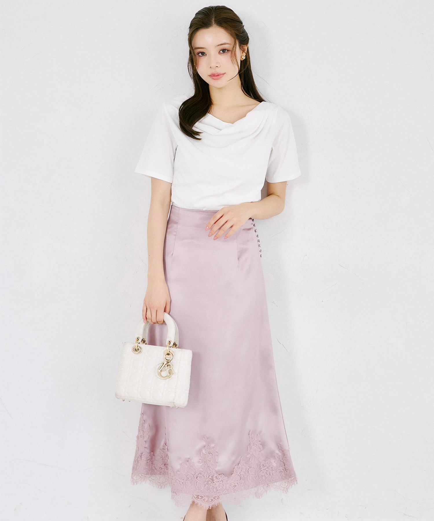 高級感のある光を纏う、くるみ飾り釦付き裾レースサテンナロースカート tocco closet(トッコクローゼット)