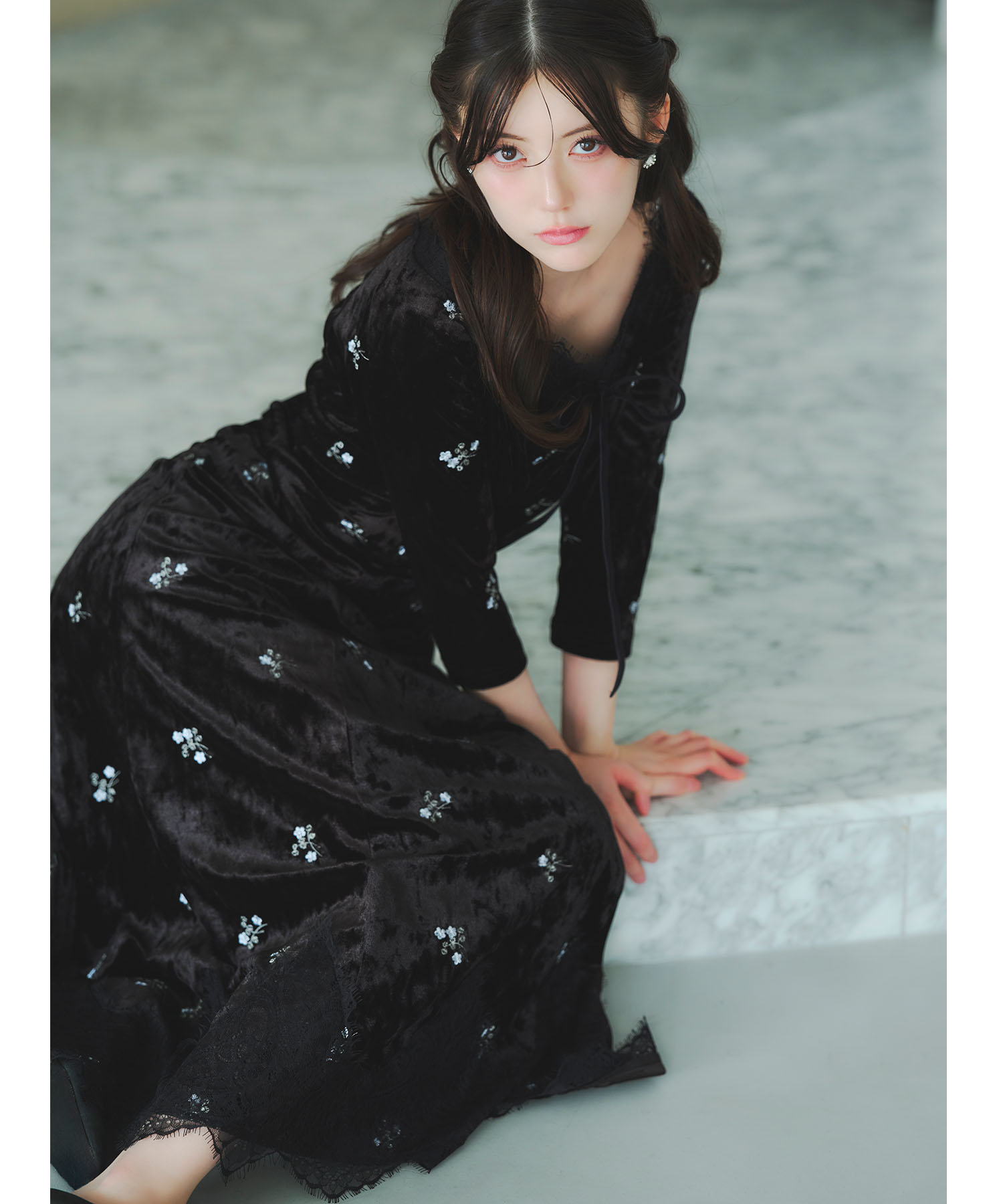 8月下旬販売予定！入荷連絡受付中☆リボン付き小花刺繍ベロアレースラインワンピース※中野恵那さんはブラック着用