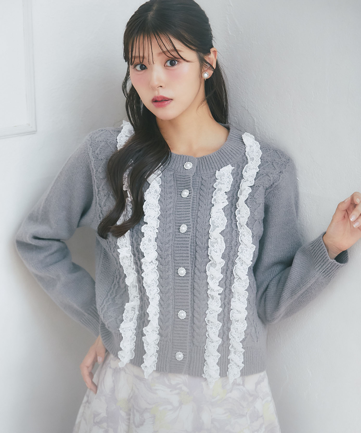 11/3販売予定！入荷連絡受付中☆パール釦フリルレースミックスケーブルニットカーディガン※鈴木ゆうかさんはグレー着用