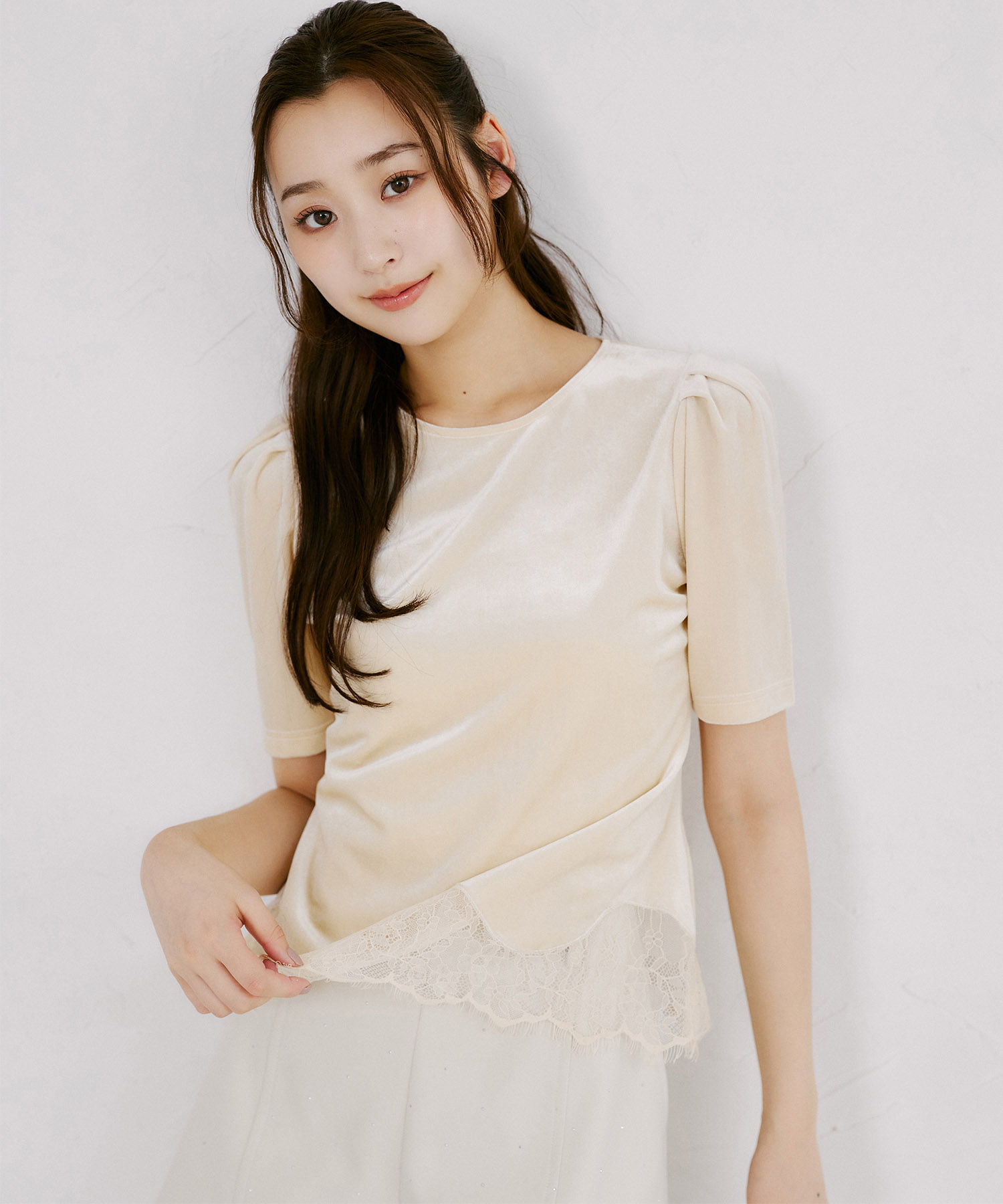 tocco トッコクローゼット　
裾レーストリムストレッチマットベロアプルオーバー