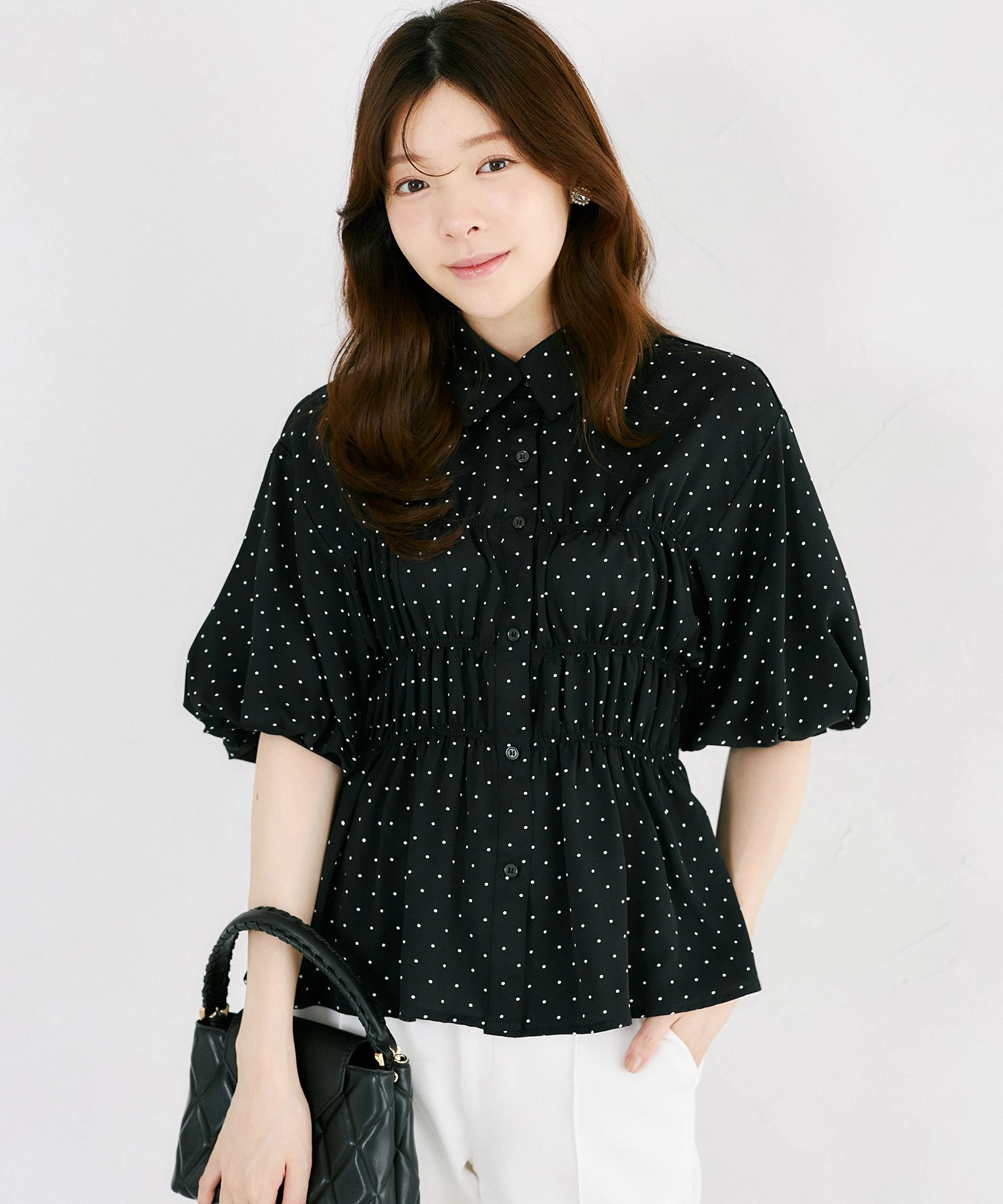 ドット柄シャーリングパフスリーブブラウス tocco closet(トッコクローゼット)