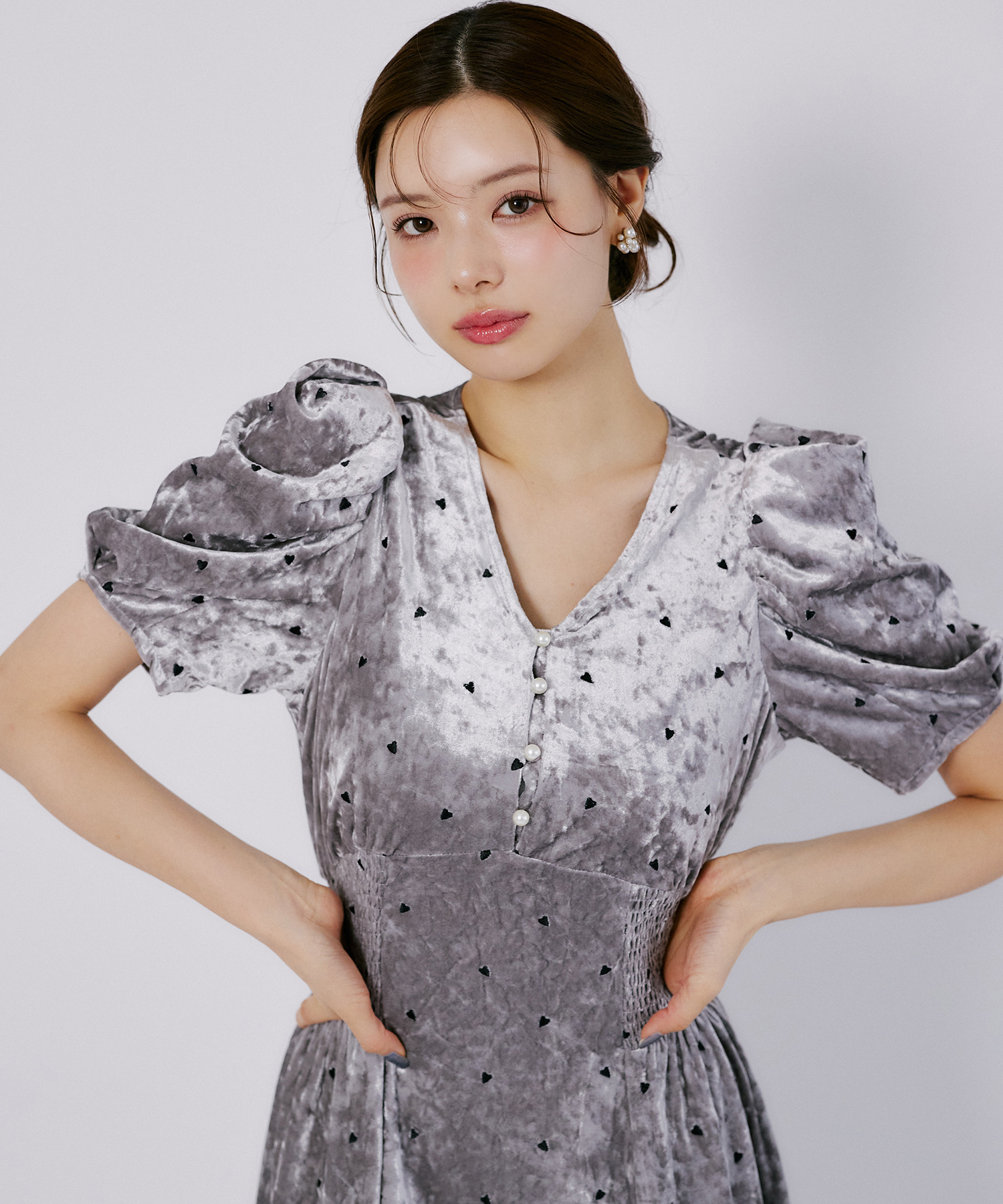 tocco トッコクローゼット　
パール付きハート刺繍パワーショルダーベロアワンピース