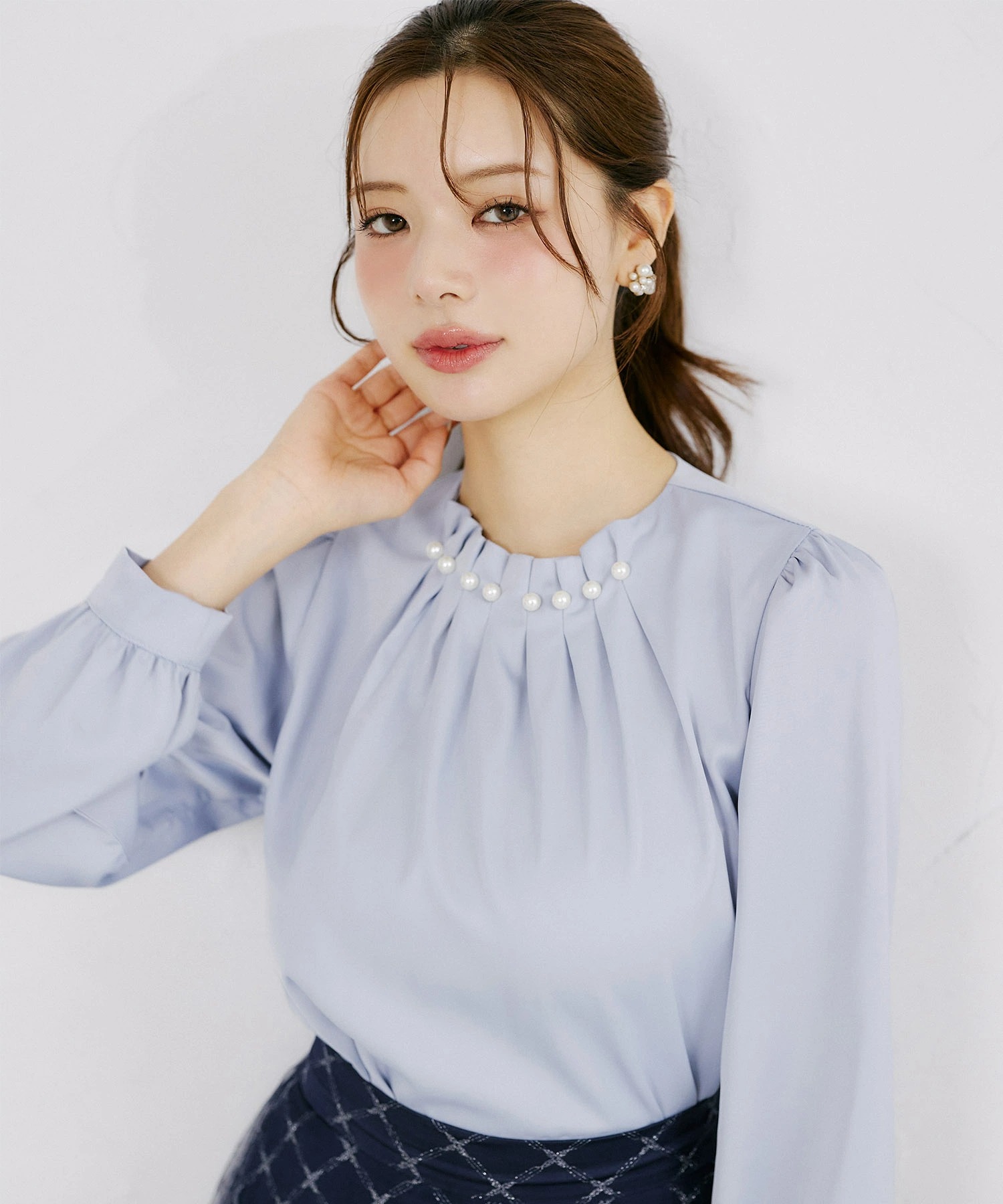 ネックレス要らずでクラス感漂うパール付きタック入りブラウス tocco closet(トッコクローゼット)
