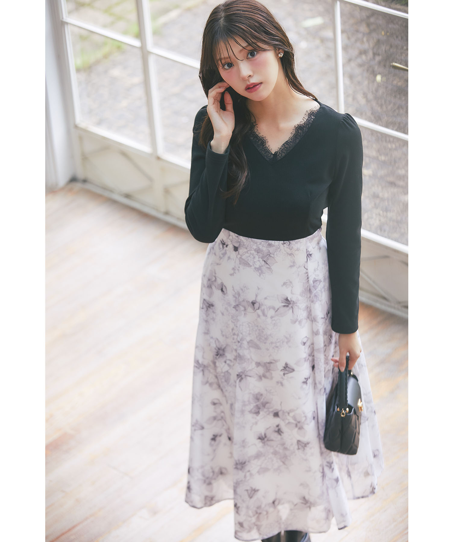tocco トッコクローゼット　
悩まず決まる美シルエット♪ネックレースリブカットドッキングフラワープリントワンピース