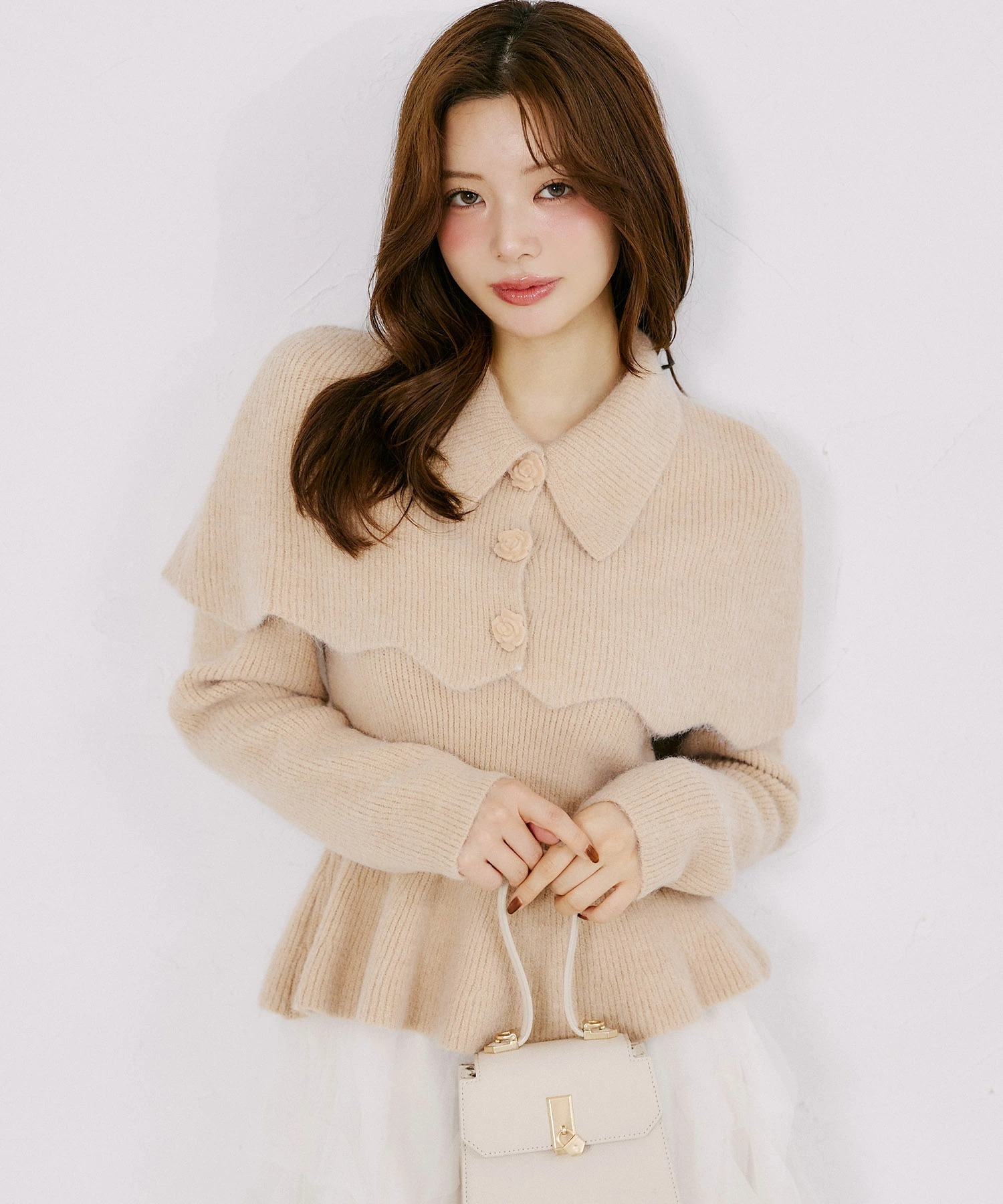 フラワーモチーフ付きケープ×ペプラムニットプルオーバーＳＥＴ tocco closet(トッコクローゼット)