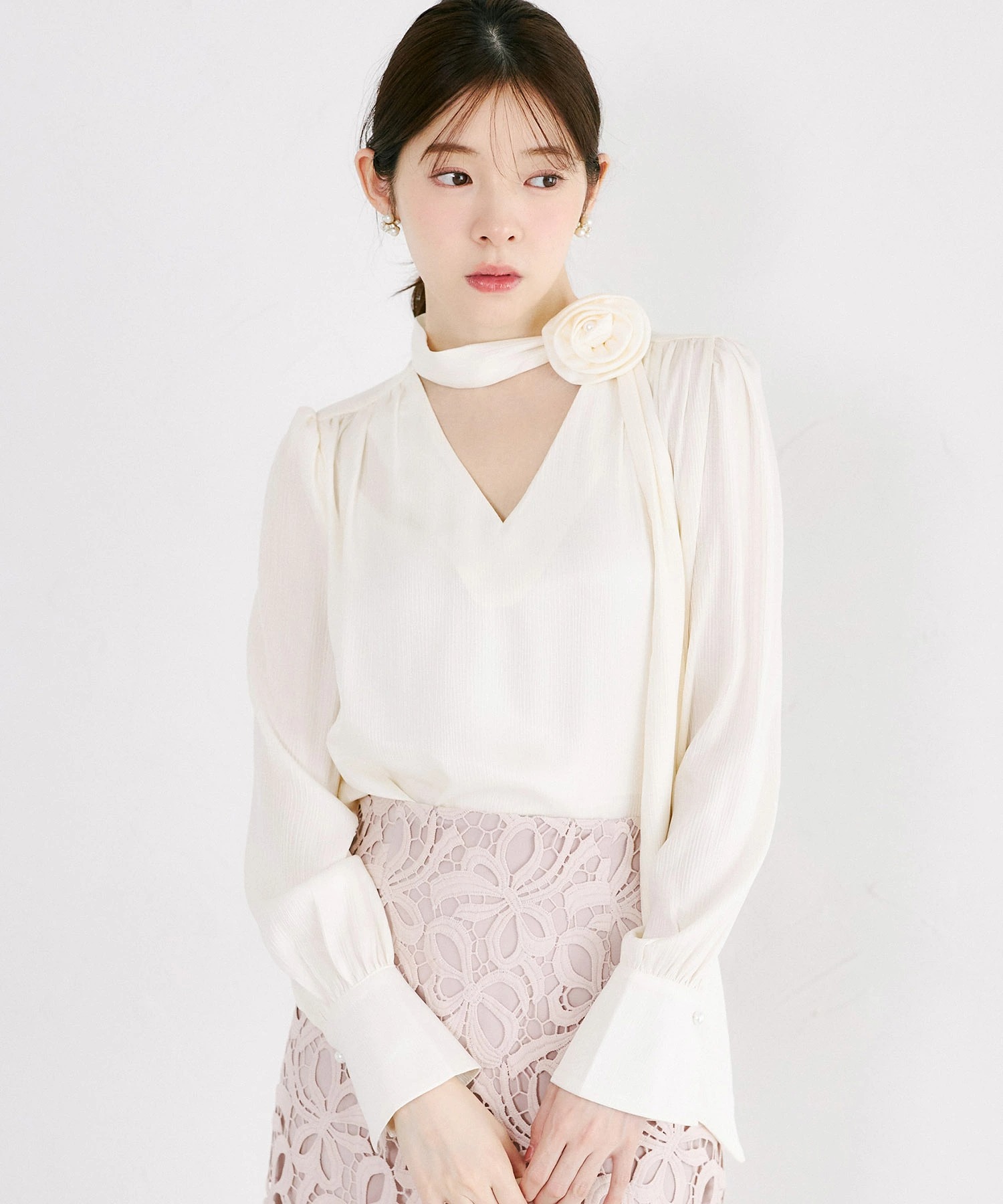 tocco トッコクローゼット　
２ＷＡＹ立体フラワーブローチ付きチョーカーネックボウタイブラウス