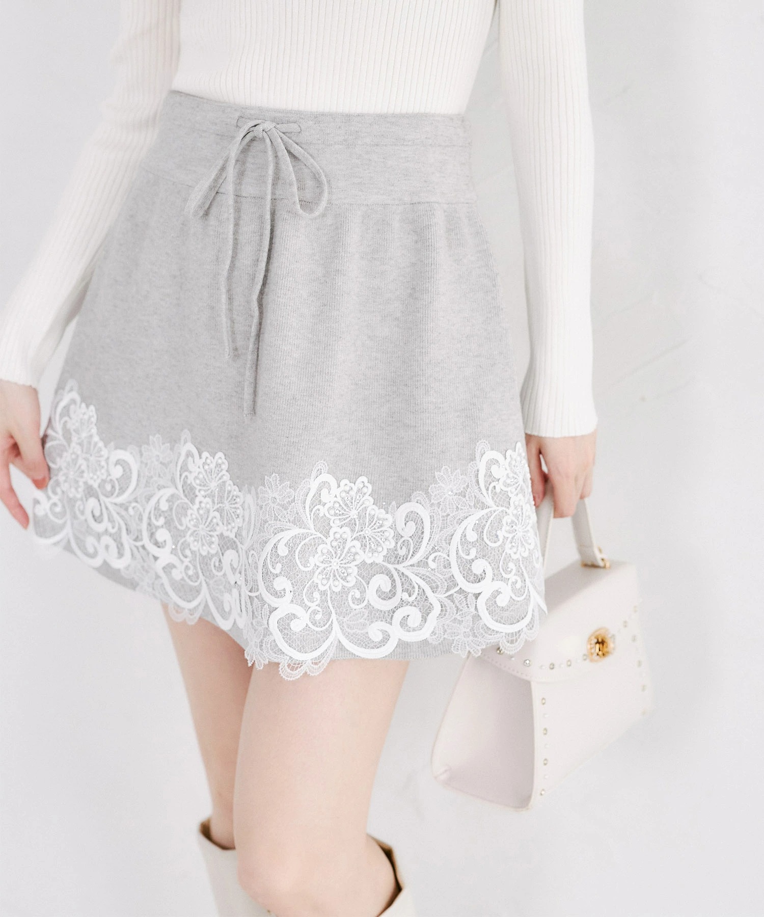 パールビジュー×フラワーレース装飾ニットミニスカート tocco closet(トッコクローゼット)※オフィシャルサイト限定