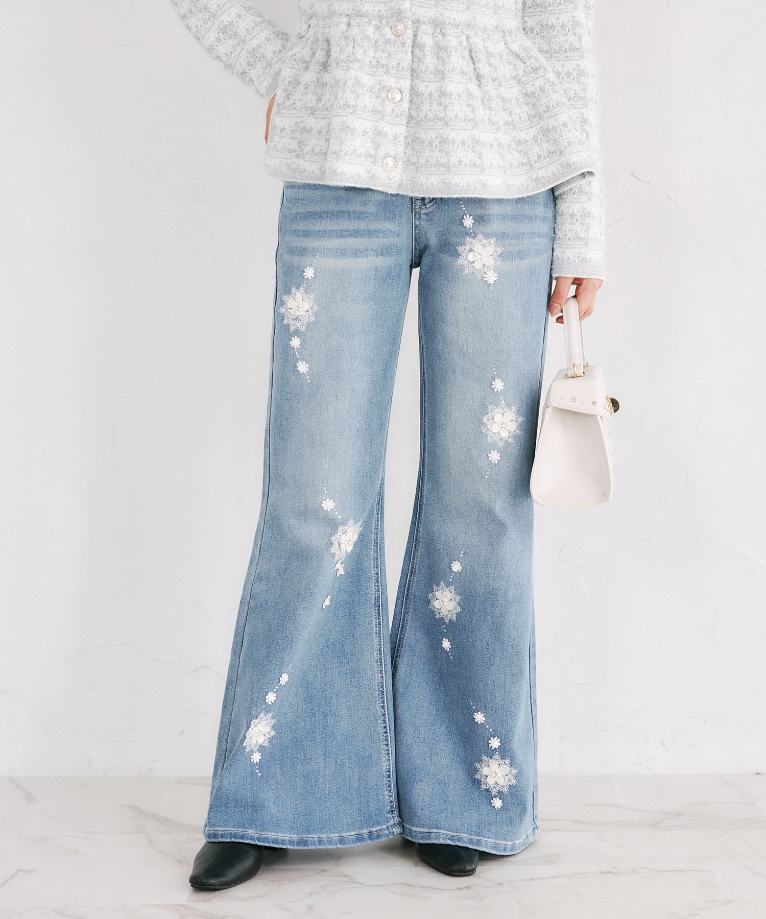立体フラワーモチーフ付きデニムフレアパンツ tocco closet(トッコクローゼット)※オフィシャルサイト限定