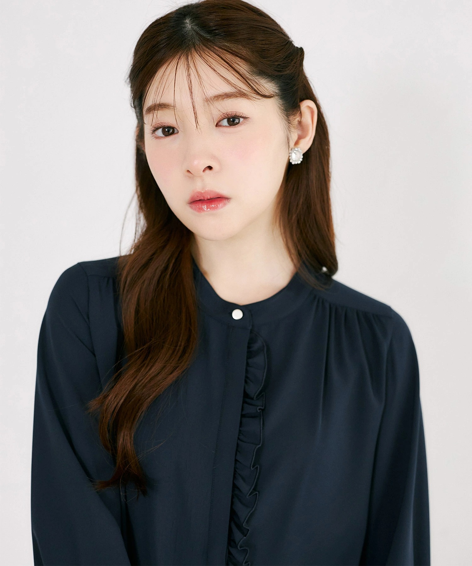 フロントフリル付きスタンドカラーブラウス tocco closet(トッコクローゼット)