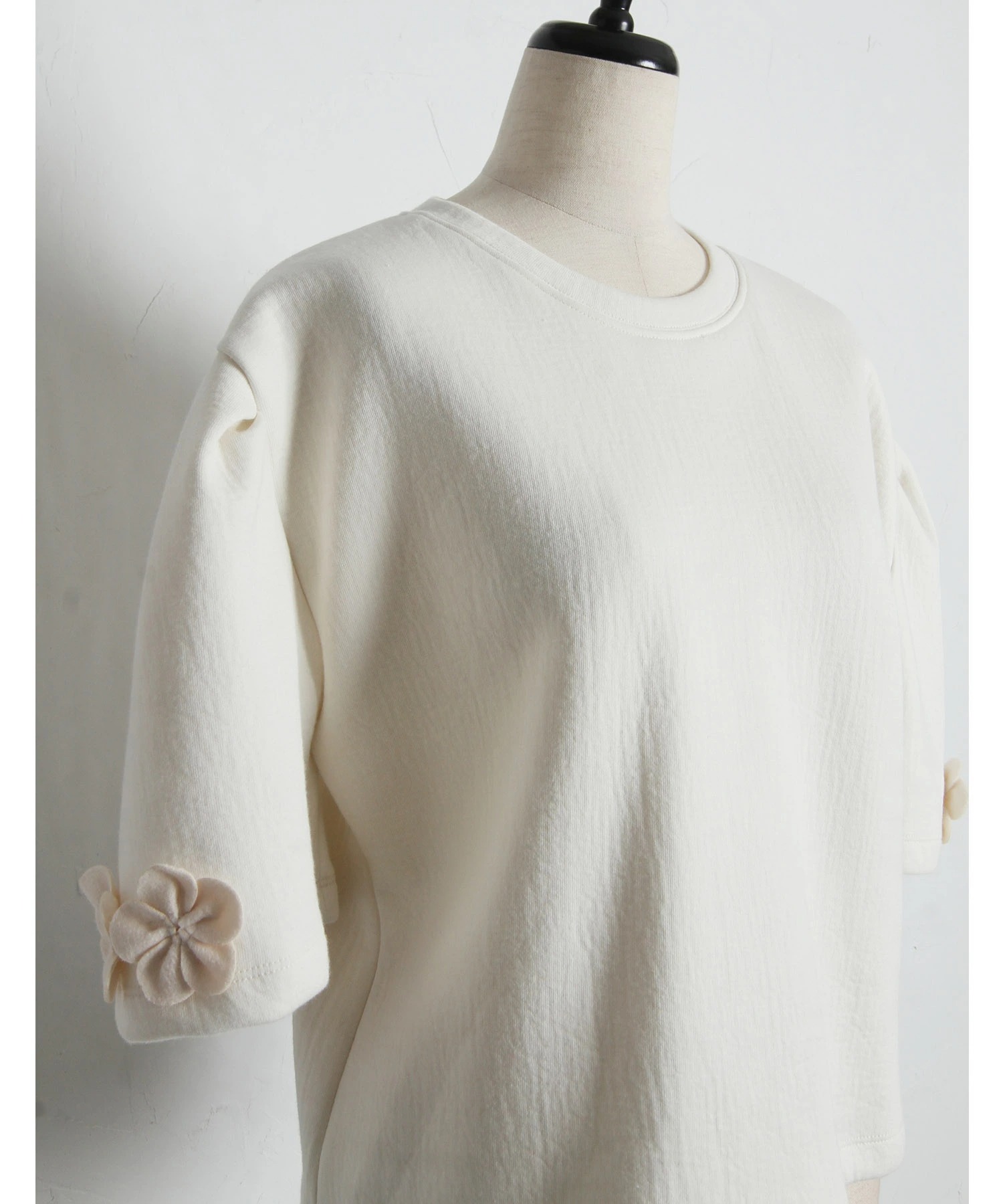 tocco トッコクローゼット　　
袖口フラワーモチーフ付きカットプルオーバー