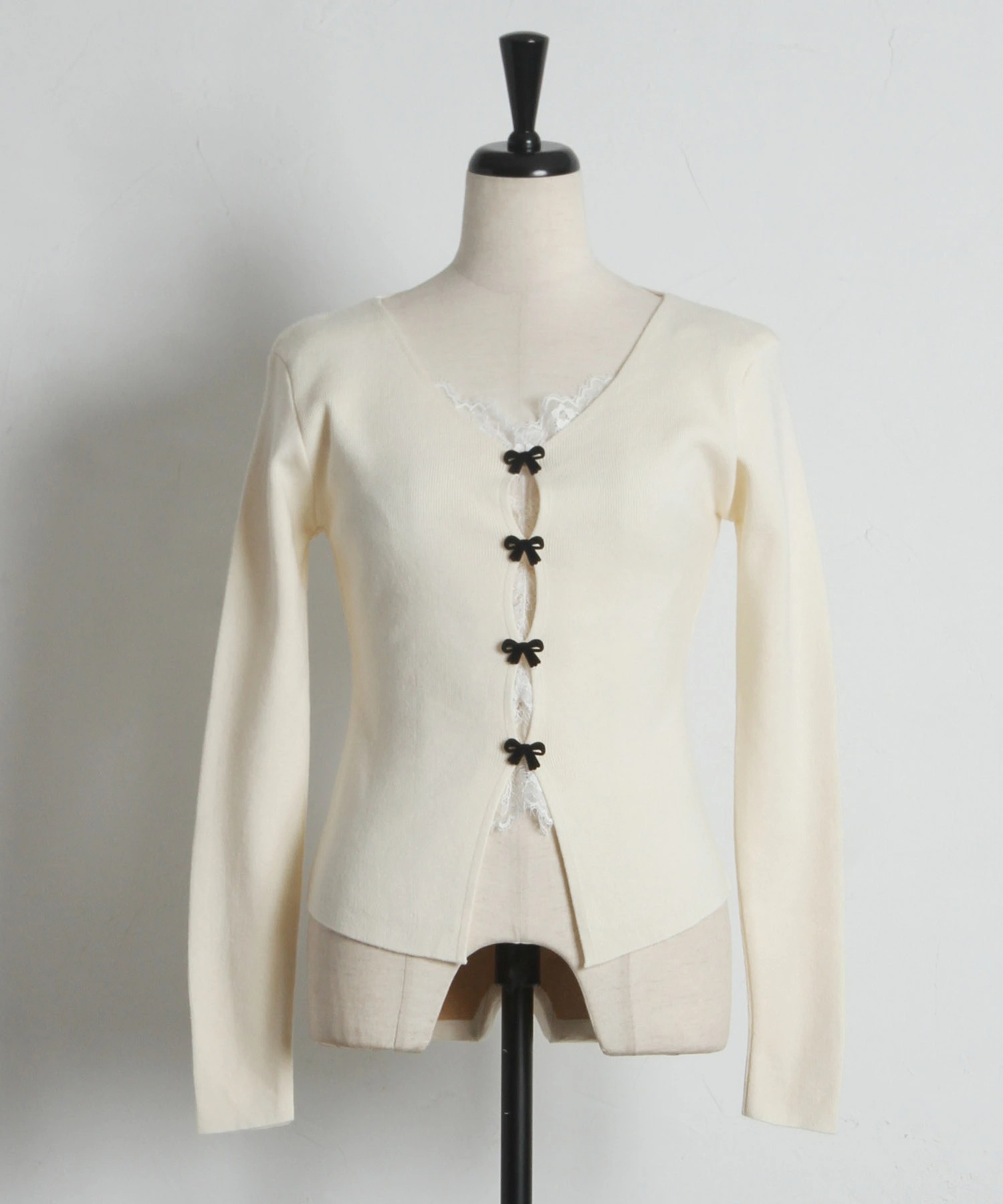 tocco トッコクローゼット　　
リボン釦レース装飾リブニットプルオーバー