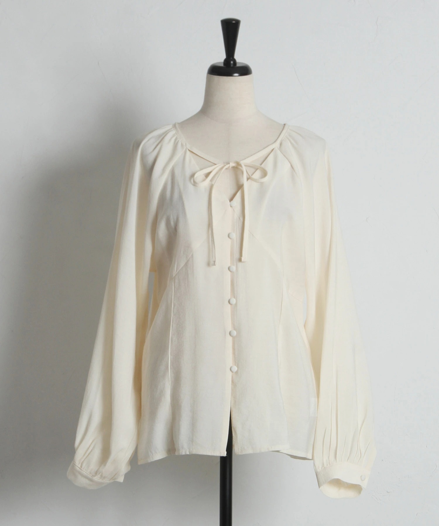 tocco トッコクローゼット　　
フロントリボン付きＶネック切り替えブラウス