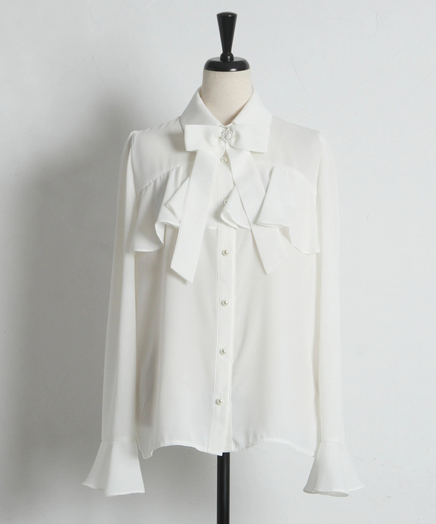 tocco トッコクローゼット　　
リボンブローチ付きパール釦フリルブラウス