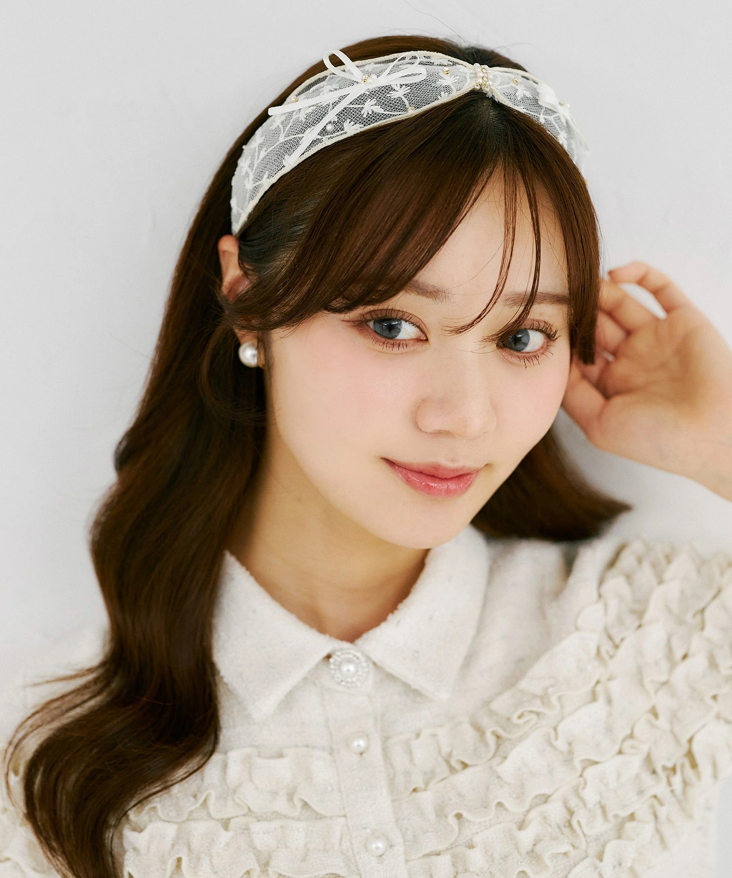 tocco トッコクローゼット　
パールビジュー付きフラワー刺繍リボンカチューシャ