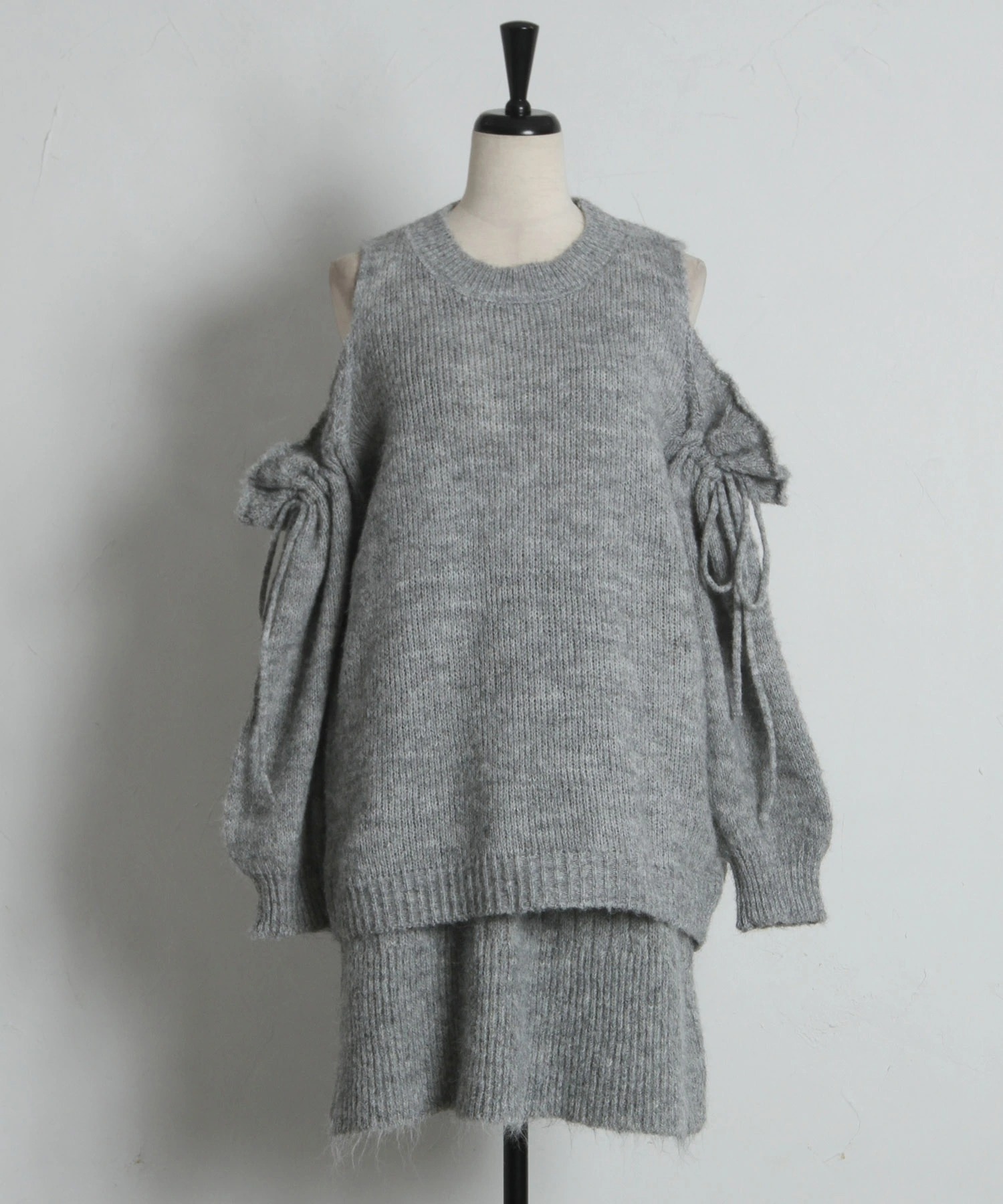 オープンショルダーニット×ミニスカートセットアップ tocco closet(トッコクローゼット)※オフィシャルサイト限定 ※セレクトアイテム