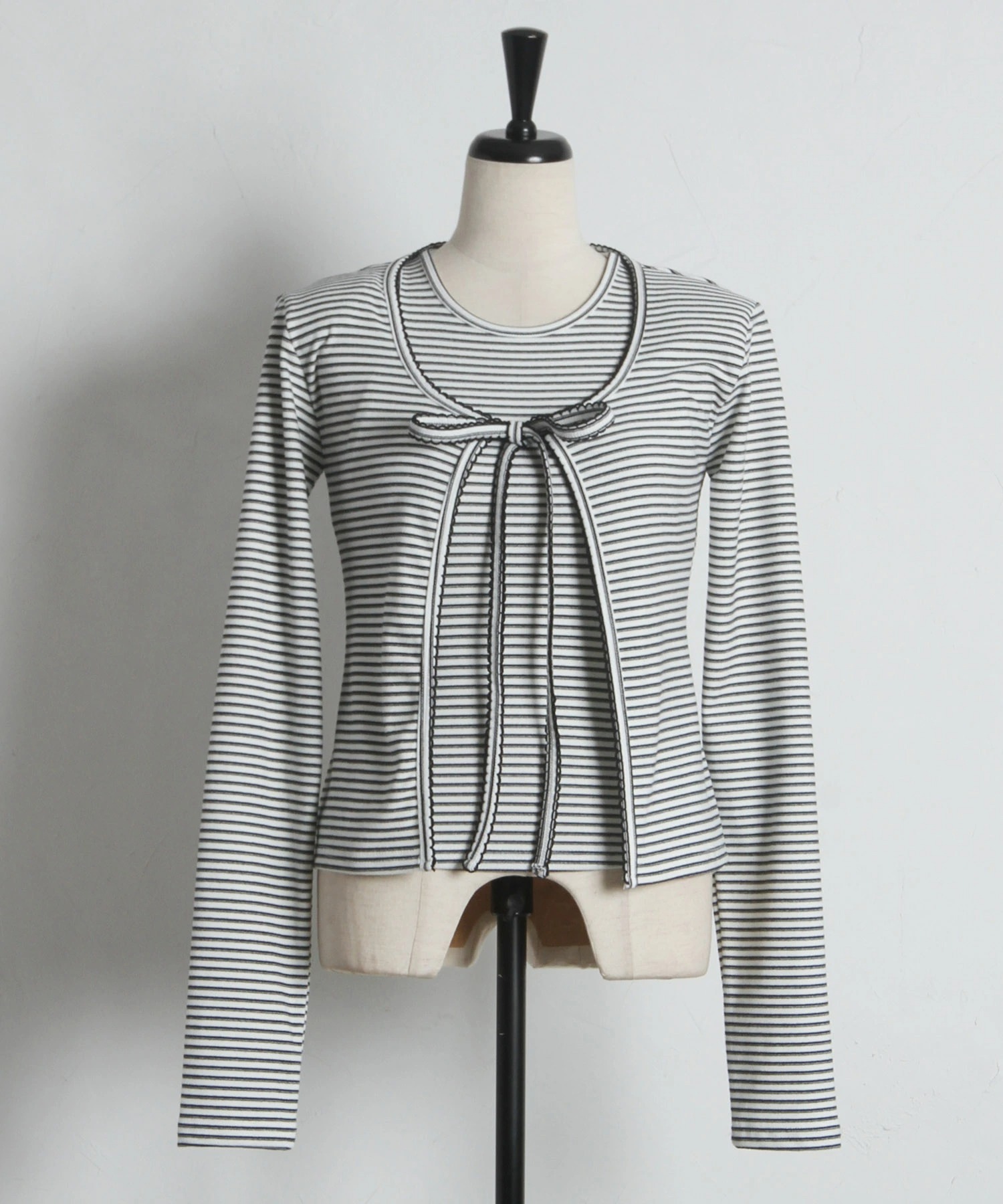 tocco トッコクローゼット　　
ノースリーブトップス×リボン付きカーディガンのボーダーアンサンブル