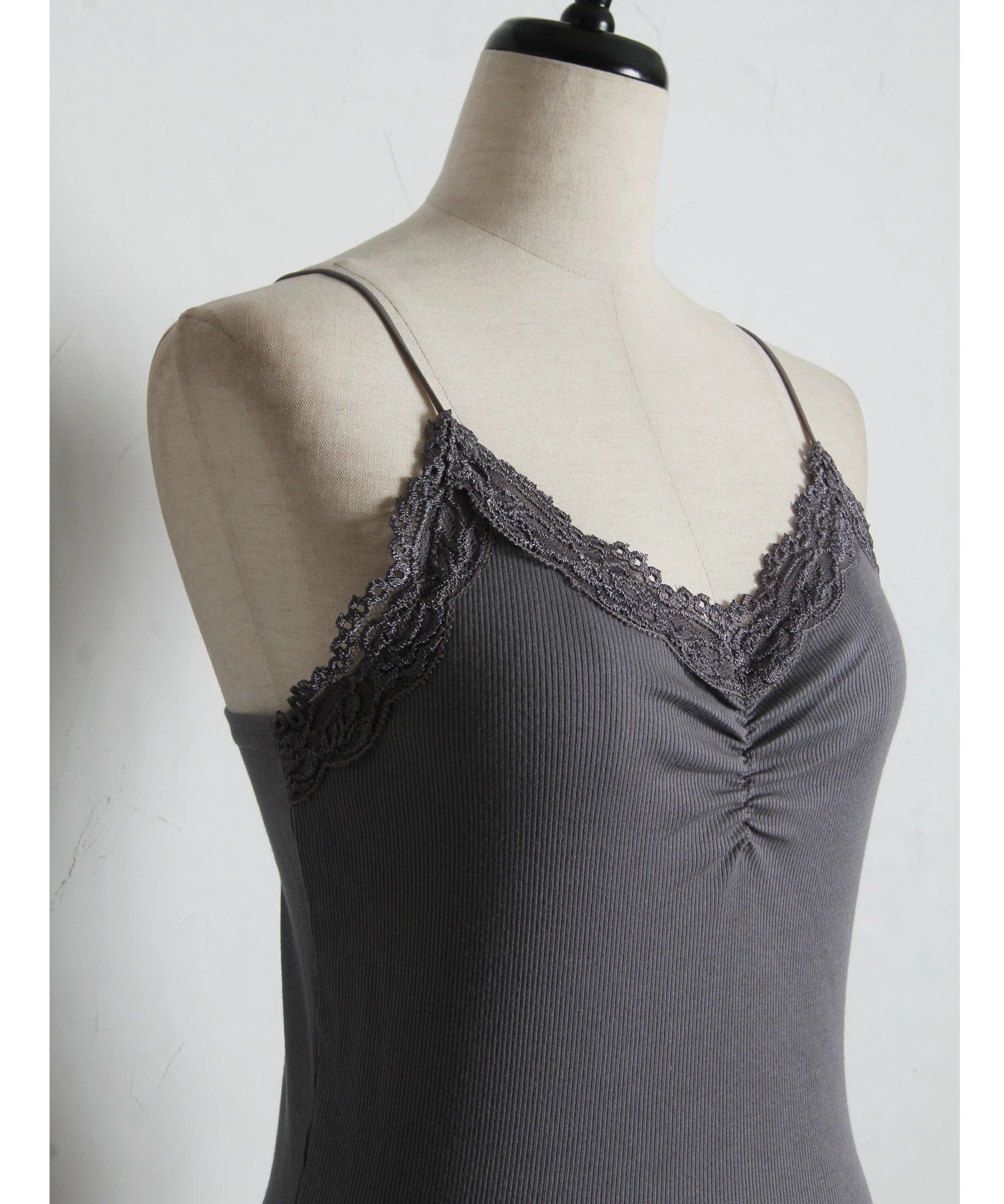 tocco トッコクローゼット　　
レース装飾フロントギャザーキャミソール