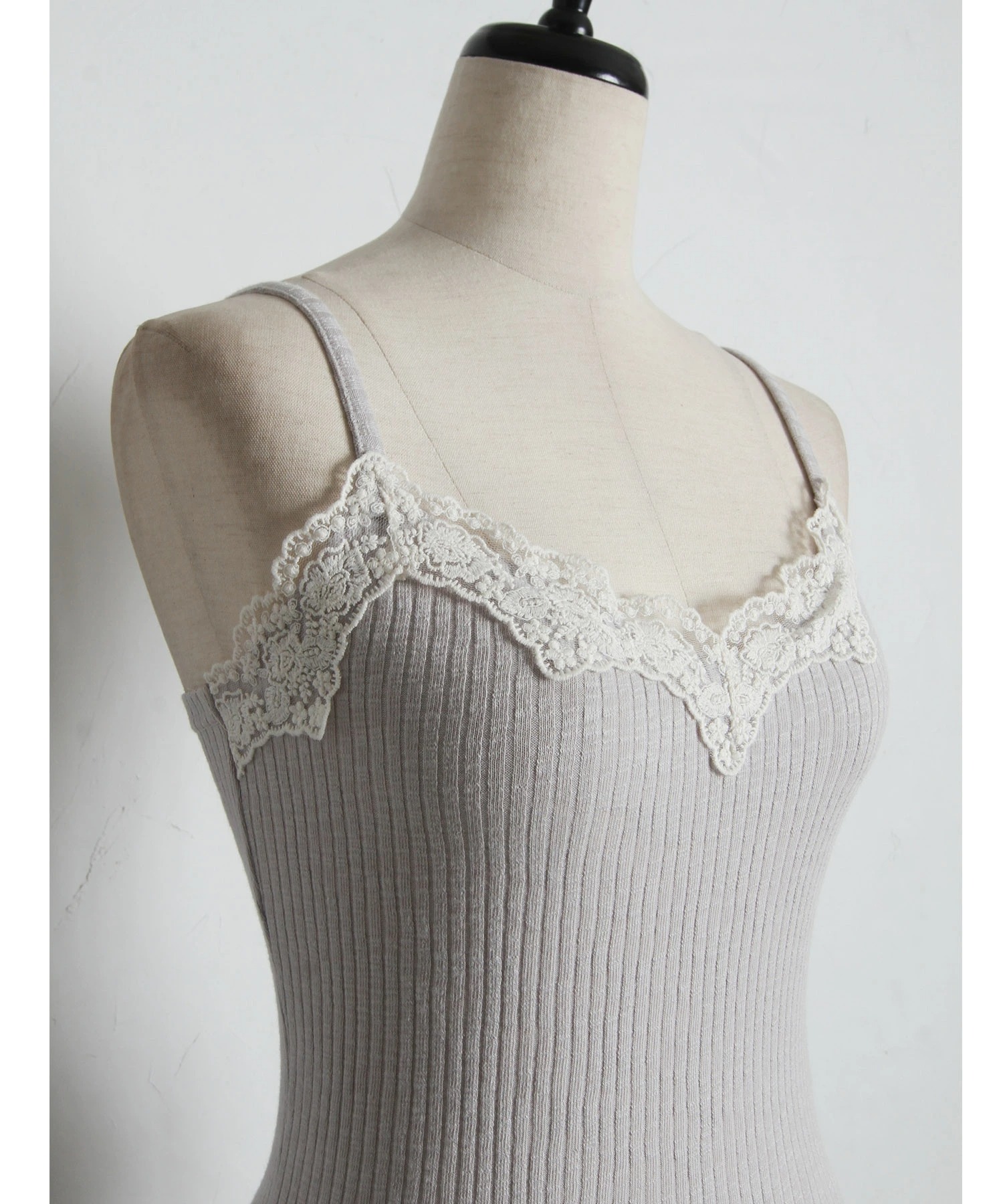 tocco トッコクローゼット　　
レース装飾メローフリルリブキャミソール