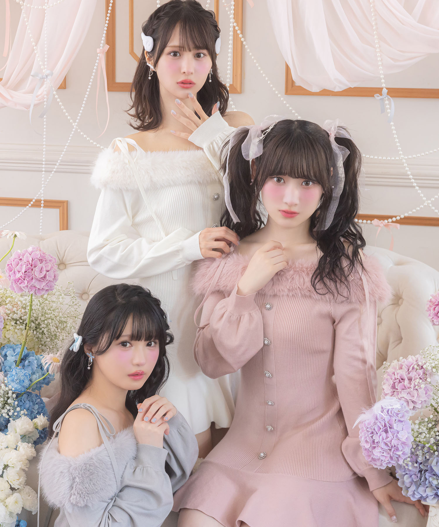 ビジュー飾り釦付きオフショルファーニットワンピース 10月24日(金)再販決定☆　Suyunn(スユン)　《PINKorBLUE》※齋藤樹愛羅さんはピンク、尾木波菜さんはオフホワイト、市原愛弓さんはグレー着用※オンラインショップ限定