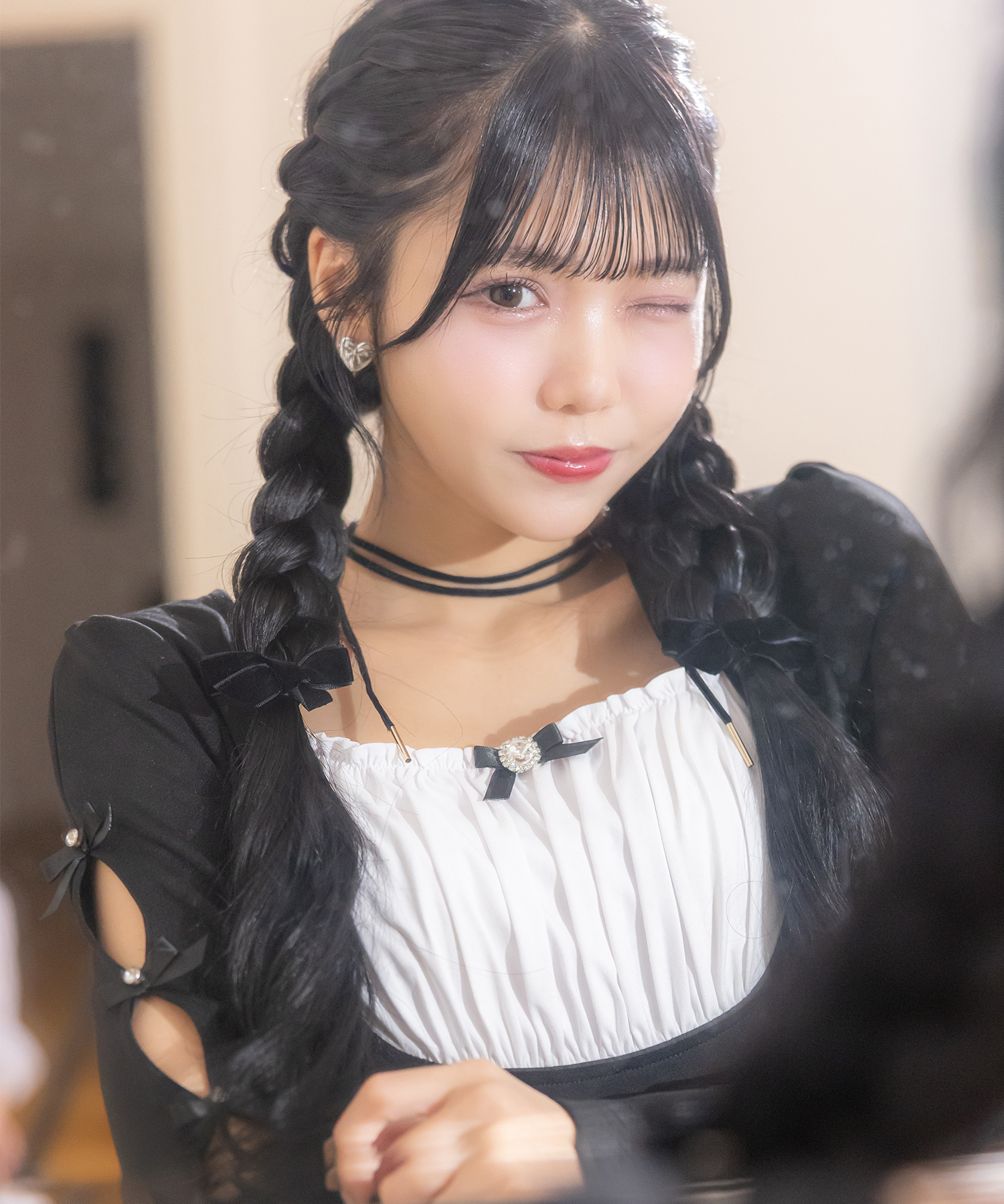 リボン＆ビジュー付き袖開き配色カットソープルオーバー　Suyunn(スユン)《MonotoneCollection》※花坂環さんはピンク、津代美月さんはブラック着用※オンラインショップ限定