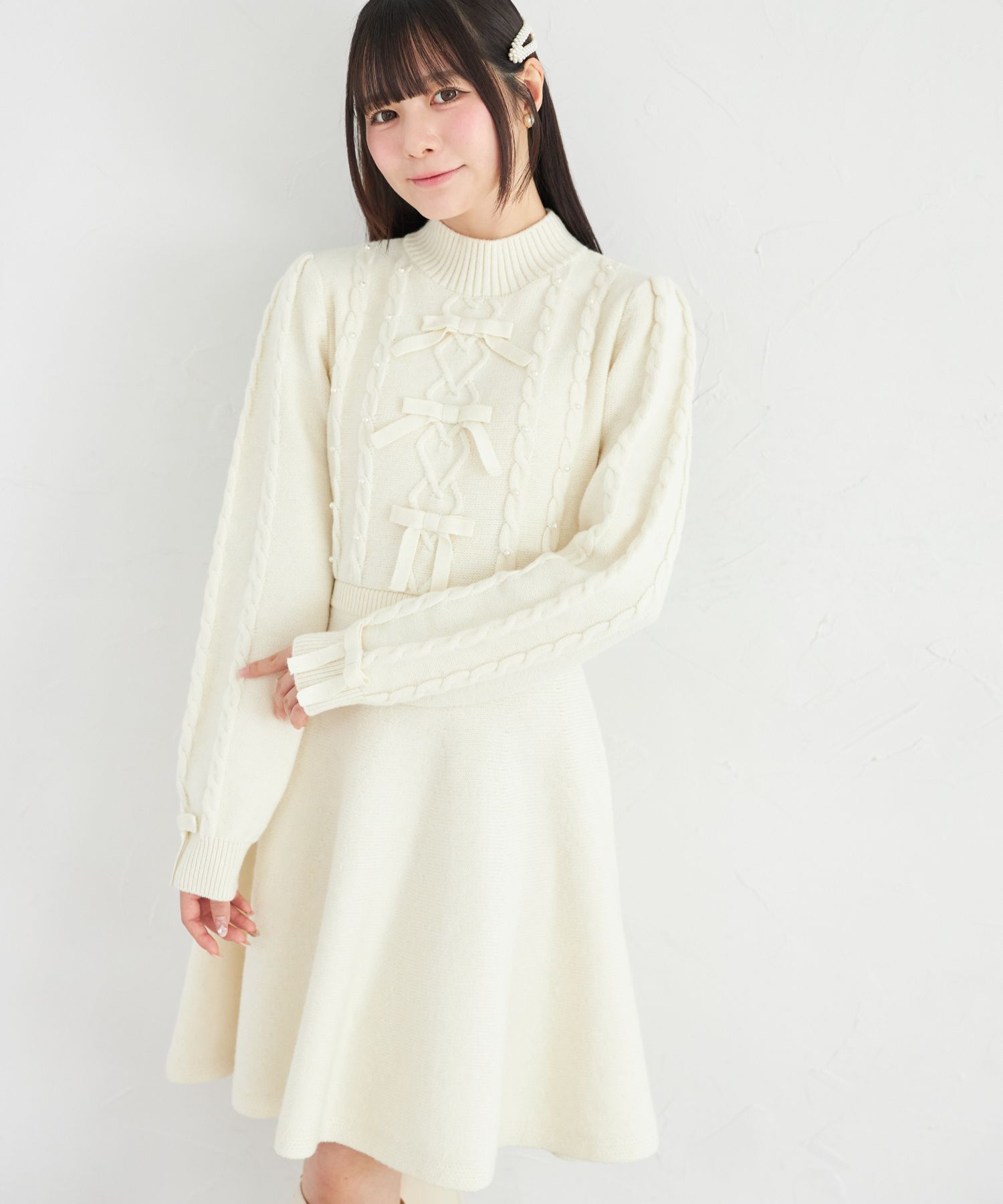 パール＆リボン付きケーブル編みニットフレアワンピース Suyunn(スユン)  ＊スペシャルプライス品につき返品/キャンセル/配送日指定不可/ラッピング不可/少量在庫のセールの為交換は出来かねる場合がございます。