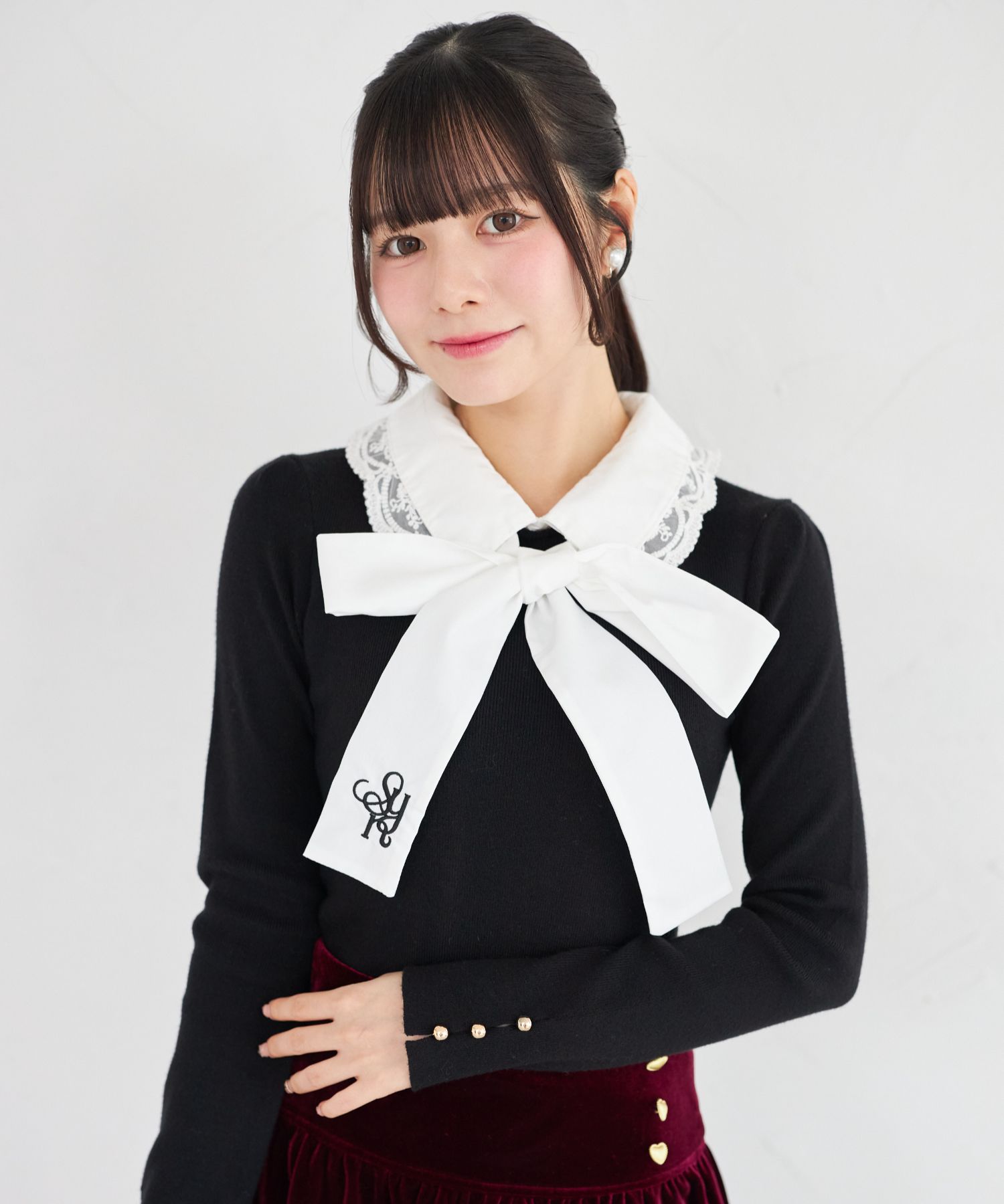 ２ＷＡＹ刺繍ボウタイリボン付きレース襟ニットプルオーバー Suyunn(スユン)  ＊スペシャルプライス品につき返品/キャンセル/配送日指定不可/ラッピング不可/少量在庫のセールの為交換は出来かねる場合がございます。