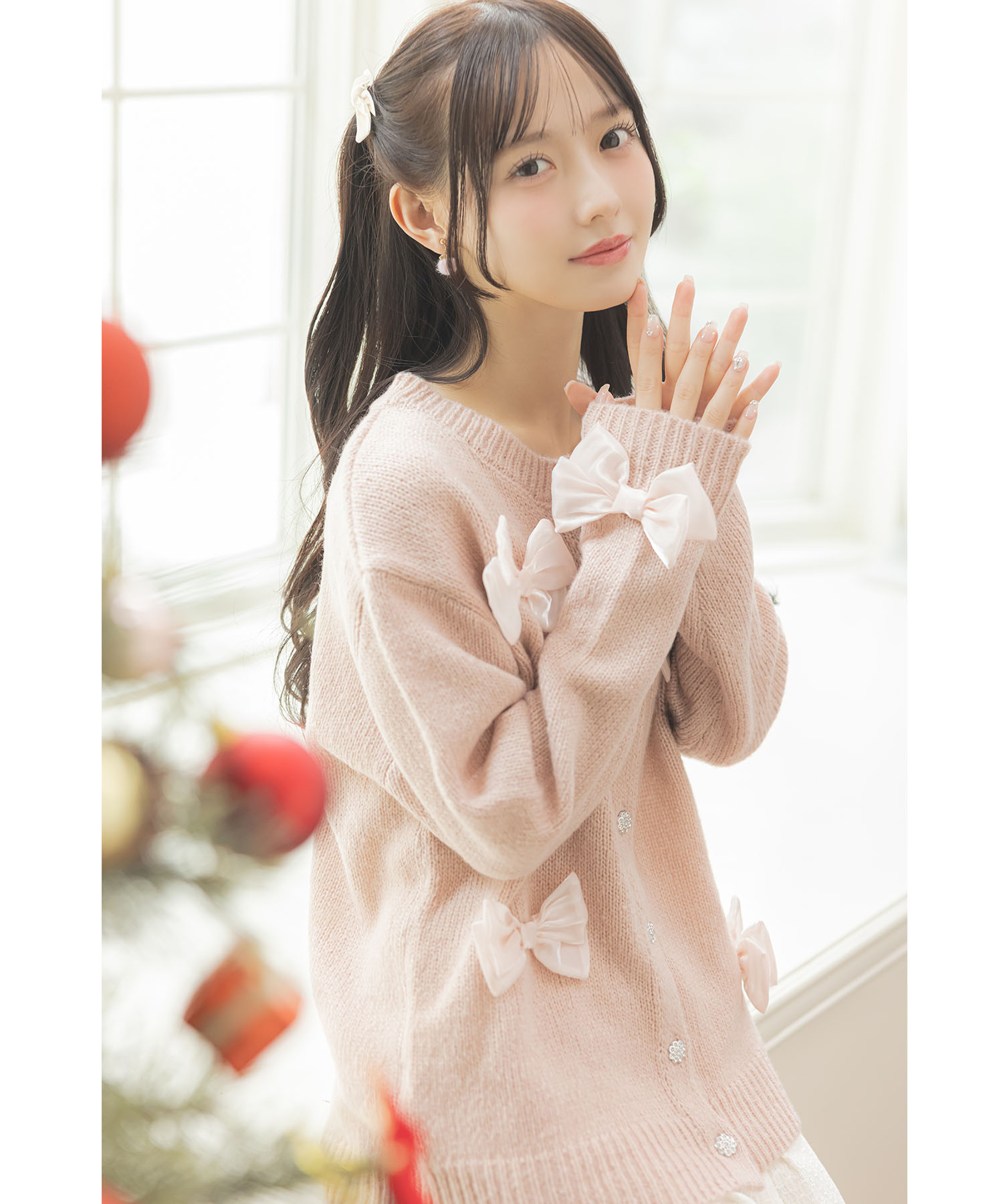 シフォンリボン付きビジュー釦ロングニットカーディガン Suyunn(スユン) ＊スペシャルプライス品につき返品/キャンセル/配送日指定不可/ラッピング不可/少量在庫のセールの為交換は出来かねる場合がございます。※松本ももなさんはピンク着用