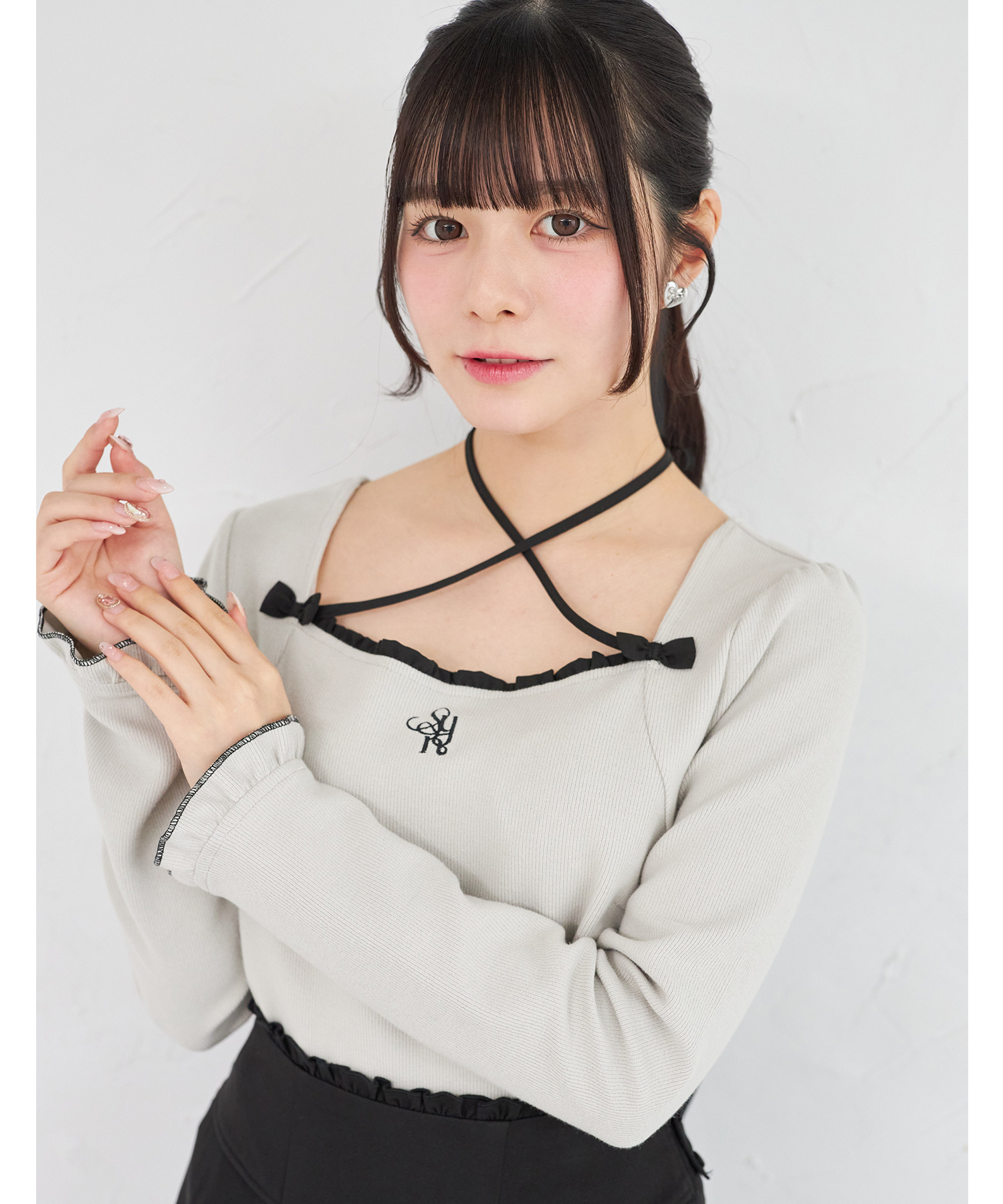 リボン＆プチフリル付きロゴ刺繍入りカットソープルオーバー Suyunn(スユン) ＊スペシャルプライス品につき返品/キャンセル/配送日指定不可/ラッピング不可/少量在庫のセールの為交換は出来かねる場合がございます。