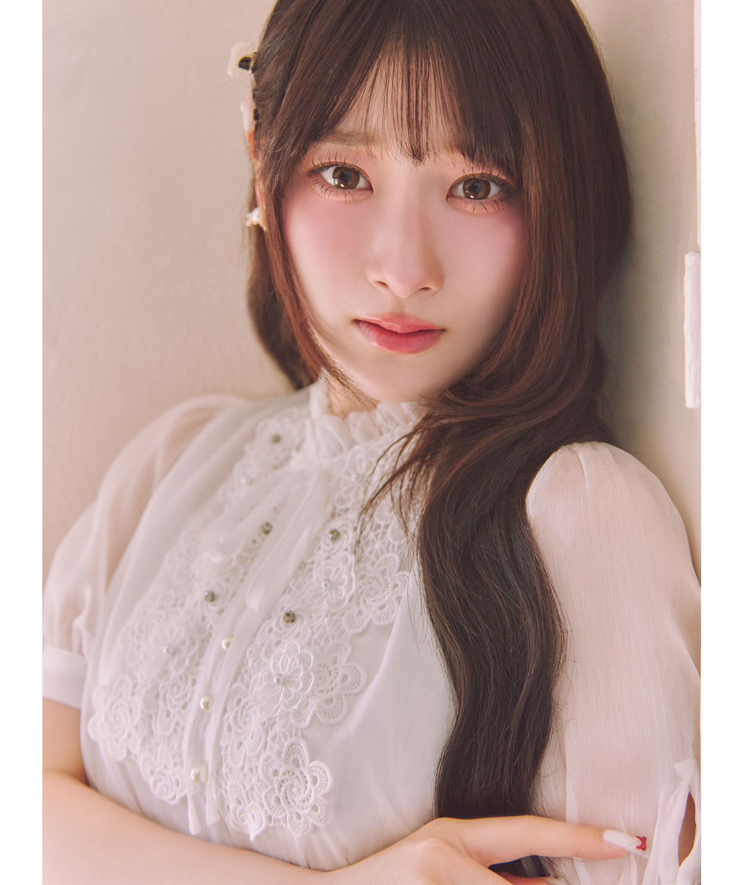 リボン付きパールビジュー×フラワーレースブラウス Suyunn(スユン) ※松本ももなさんはピンク、齋藤樹愛羅さんはホワイト着用