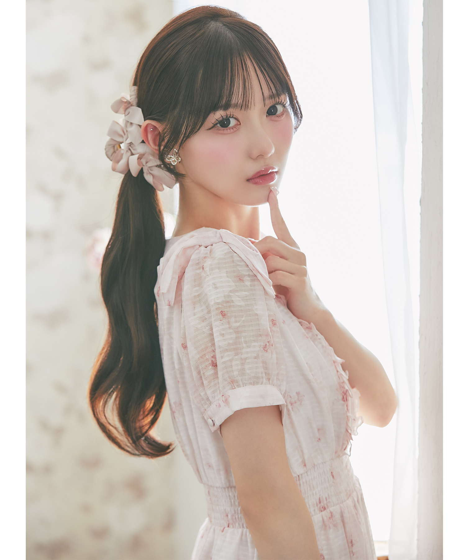 suyunn　スユン　
肩リボン付きシアーチェック×フラワープリントロングワンピース