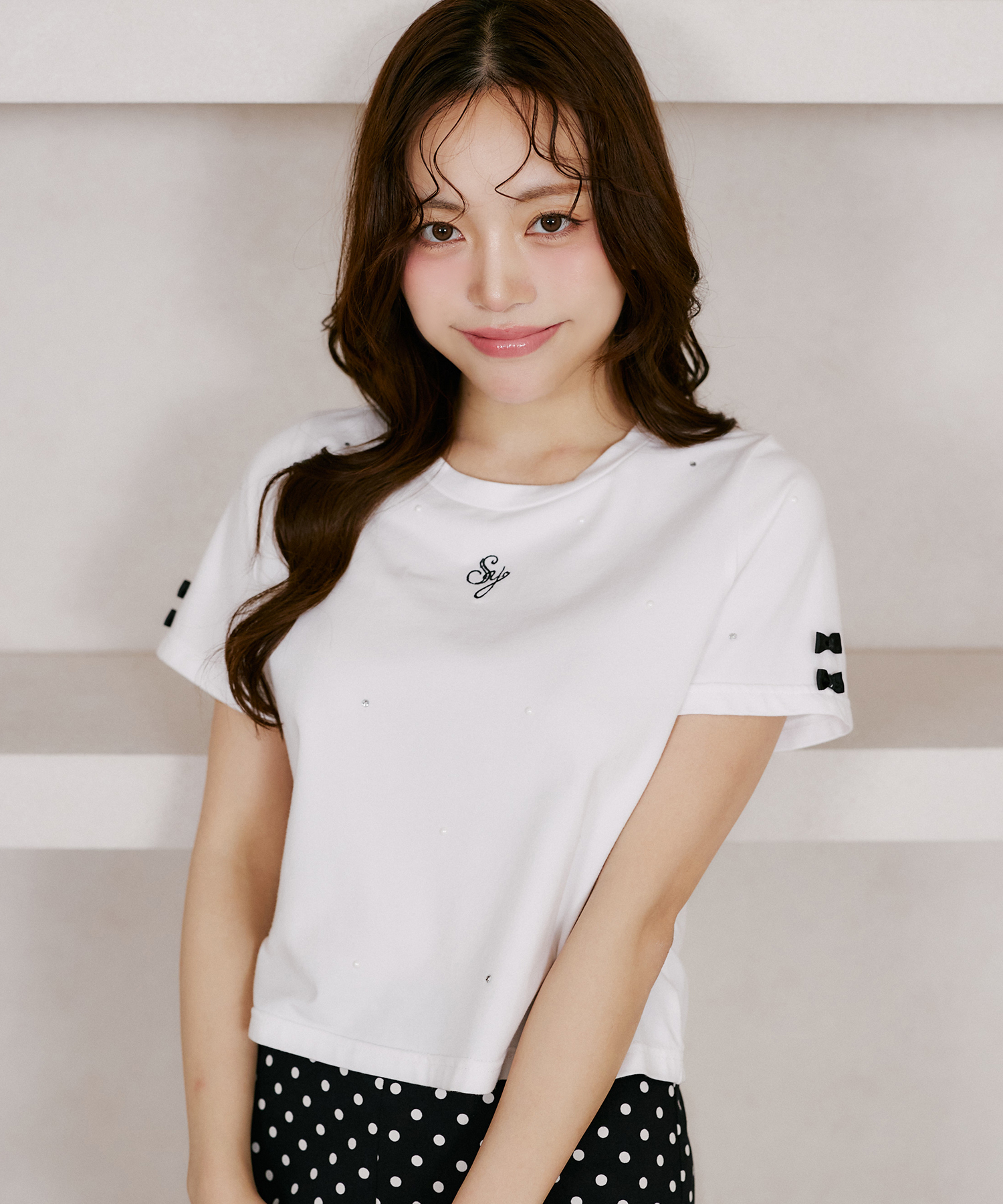 リボン付きストーン＆パール装飾ロゴ刺繍入りＴシャツ   7月18日(土)再販決定☆ Suyunn(スユン) ※松本ももなさんはホワイト着用※川村結衣さんはピンク着用