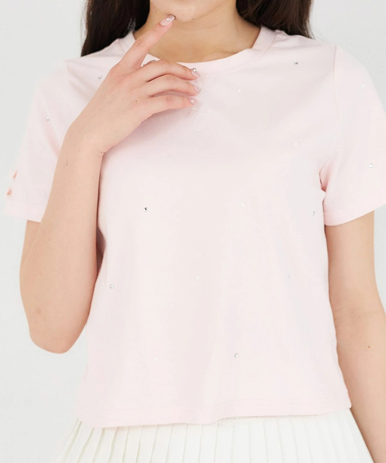 リボン付きストーン＆パール装飾ロゴ刺繍入りＴシャツ  Suyunn(スユン) ※松本ももなさんはホワイト着用＊スペシャルプライス品につき返品/キャンセル/配送日指定不可/ラッピング不可/少量在庫のセールの為交換は出来かねる場合がございます。