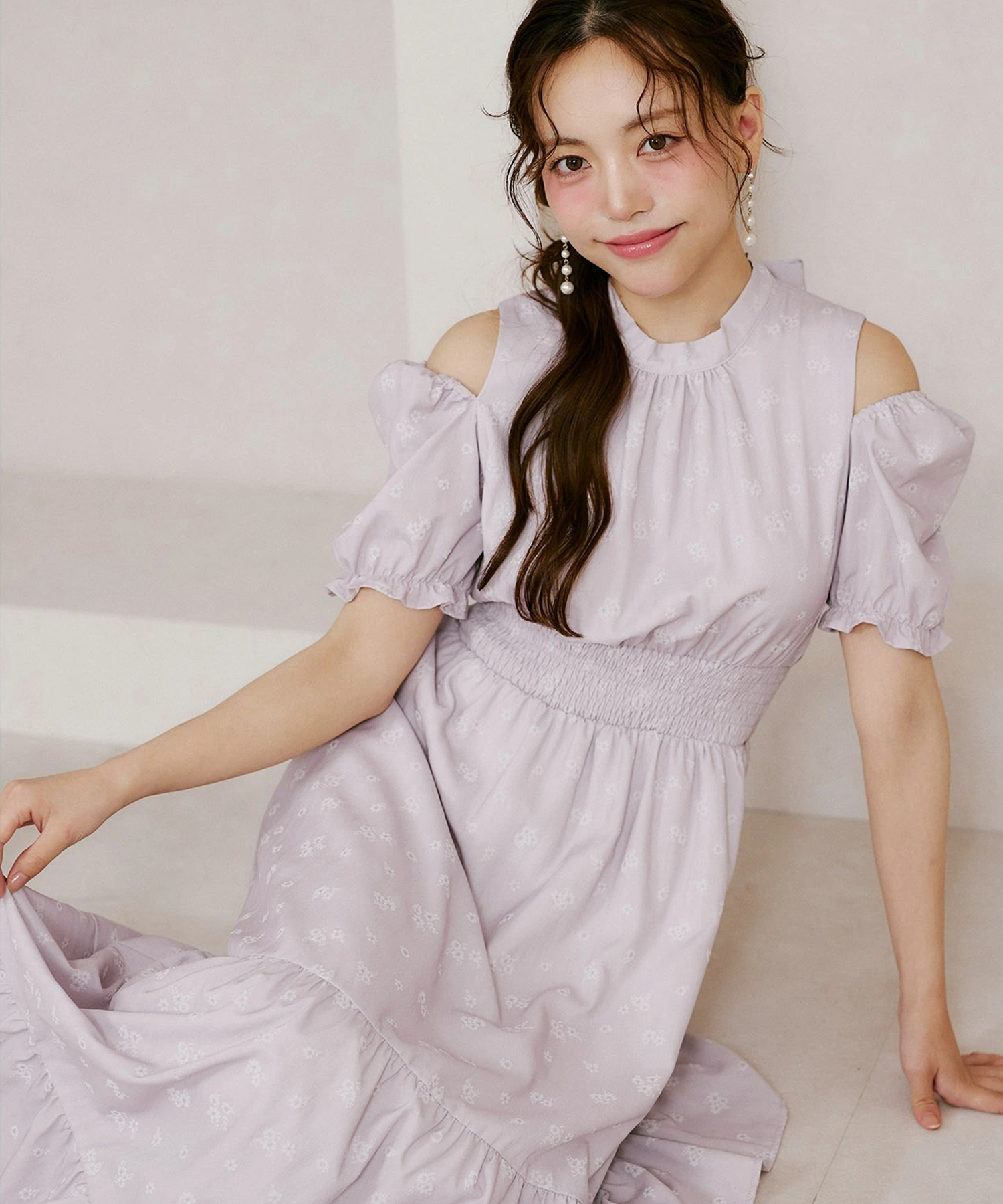 儚げな色香を纏う♪後ろリボン付きオープンショルダーラメフラワーシャーリングワンピース  8月22日(土)オフィシャルサイト限定再販☆Suyunn ※松本ももなさんはアイボリー着用