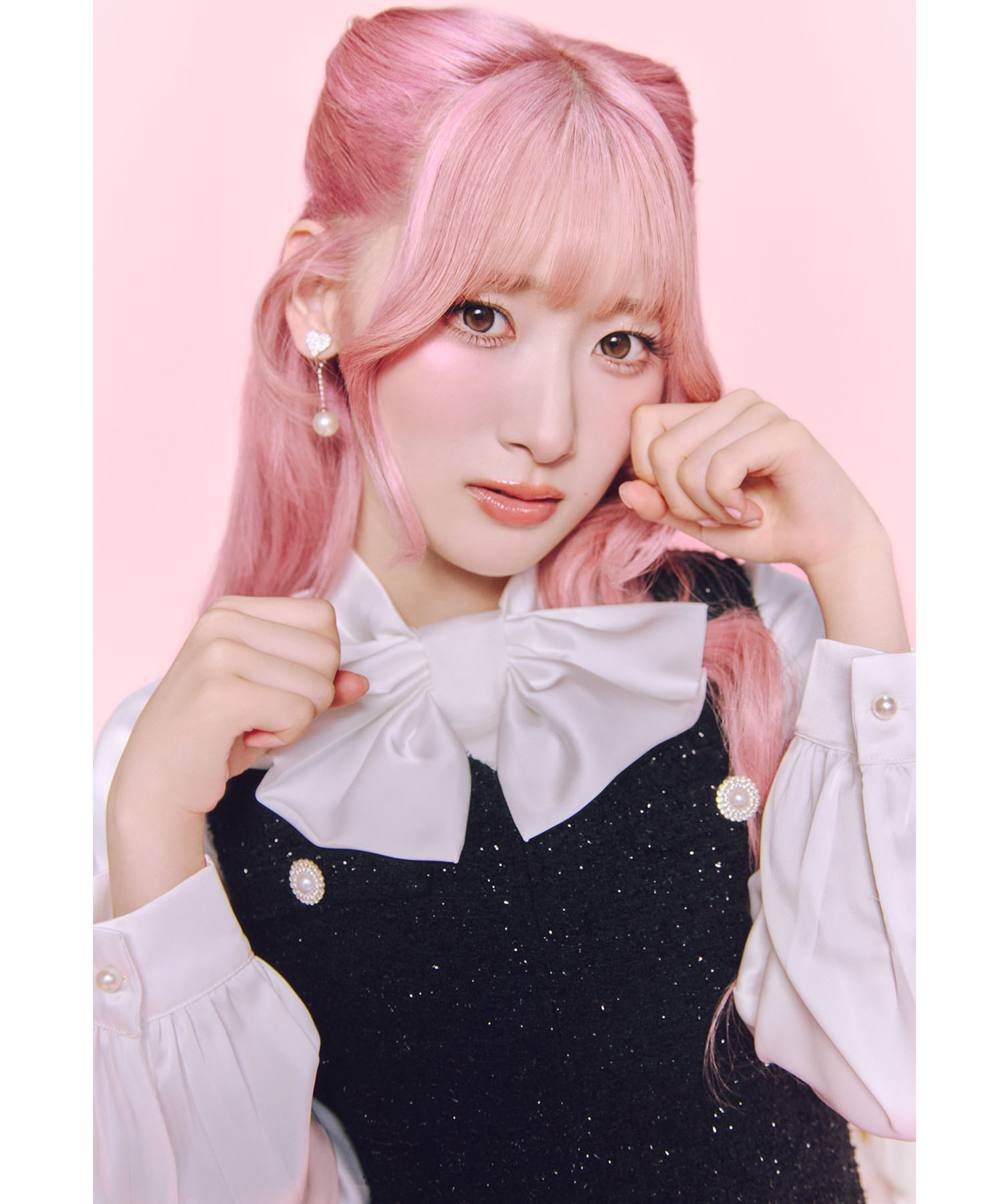 9/12販売予定！入荷連絡受付中☆お嬢様ムード満点♪艶めきビッグリボンサテンブラウス※齋藤樹愛羅さんはホワイト着用