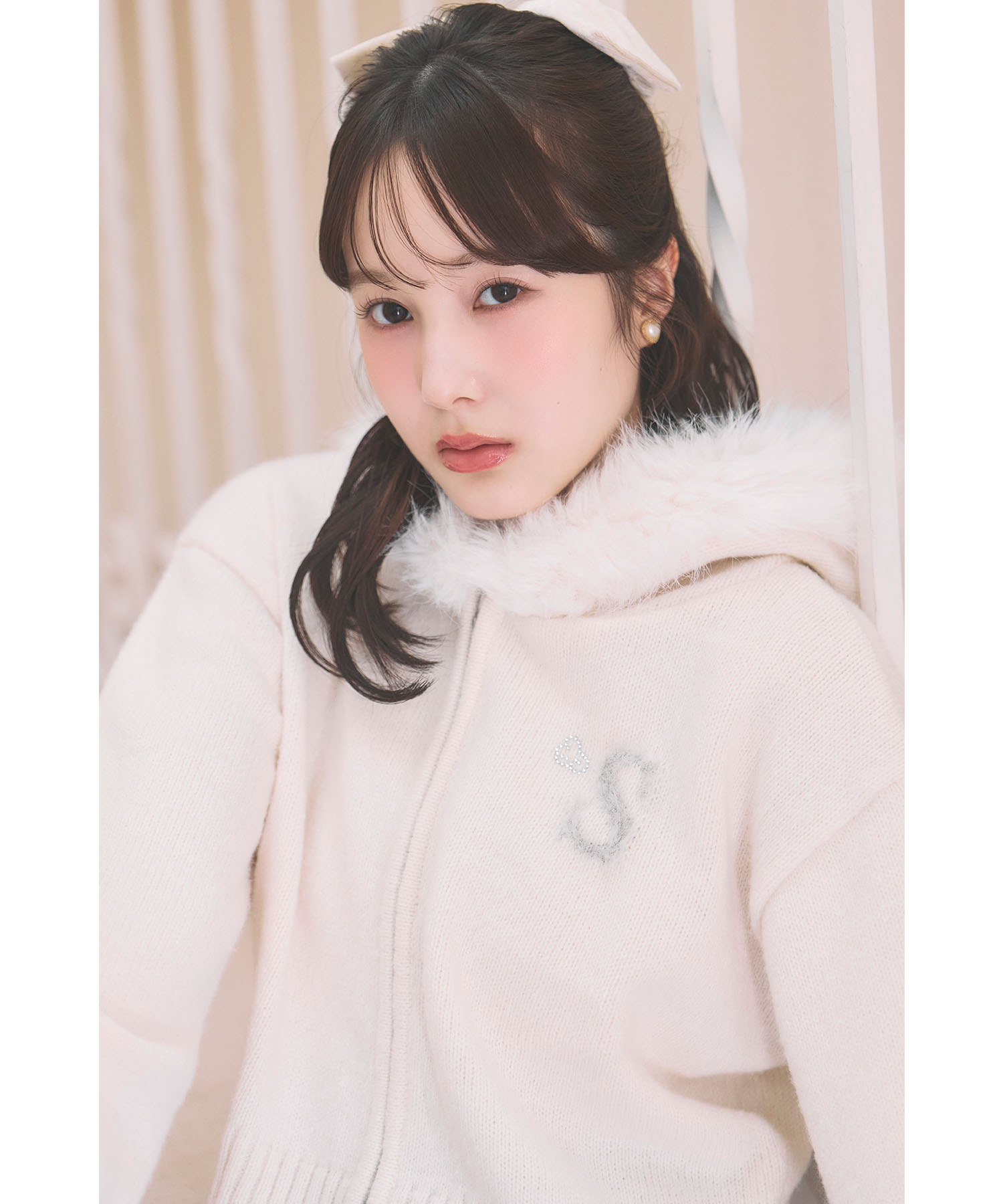 10/10販売予定！入荷連絡受付中☆ふわもこ綿あめアウター♪シャギー＆ストーンロゴ入りフードファーニットパーカー Suyunn(スユン) ※本田紗来さんはオフホワイト着用