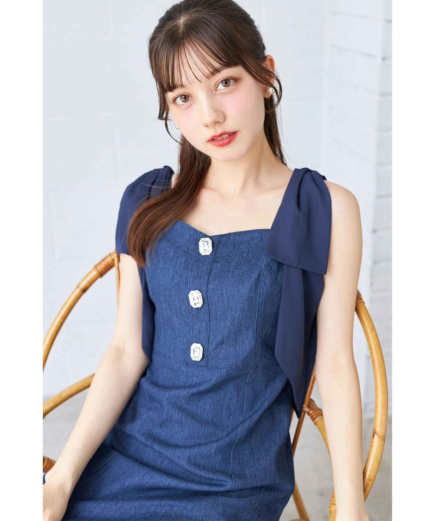 肩リボン付きフロントビジュー装飾デニムマーメイドジャンパースカート tocco closet(トッコクローゼット) ＊スペシャルプライス品につき返品/キャンセル/配送日指定不可/ラッピング不可/少量在庫のセールの為交換は出来かねる場合がございます。