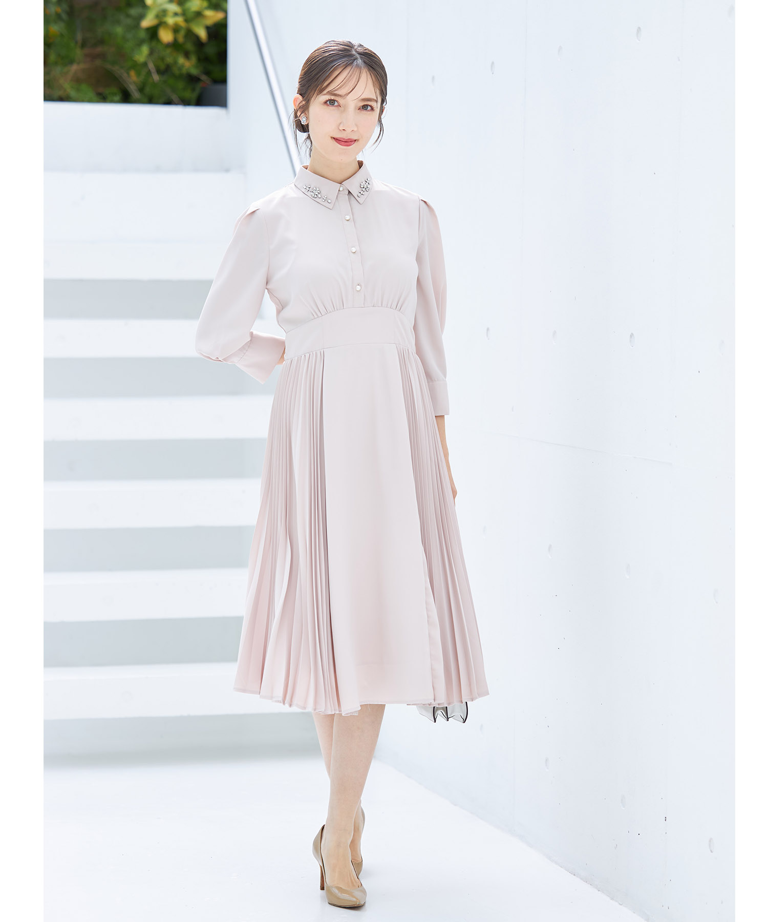 襟ビジュー付きサイドプリーツワンピース【aluity オリティ】 tocco closet(トッコクローゼット)　＊スペシャルプライス品につき返品/キャンセル/配送日指定不可/ラッピング不可/少量在庫のセールの為交換は出来かねる場合がございます。