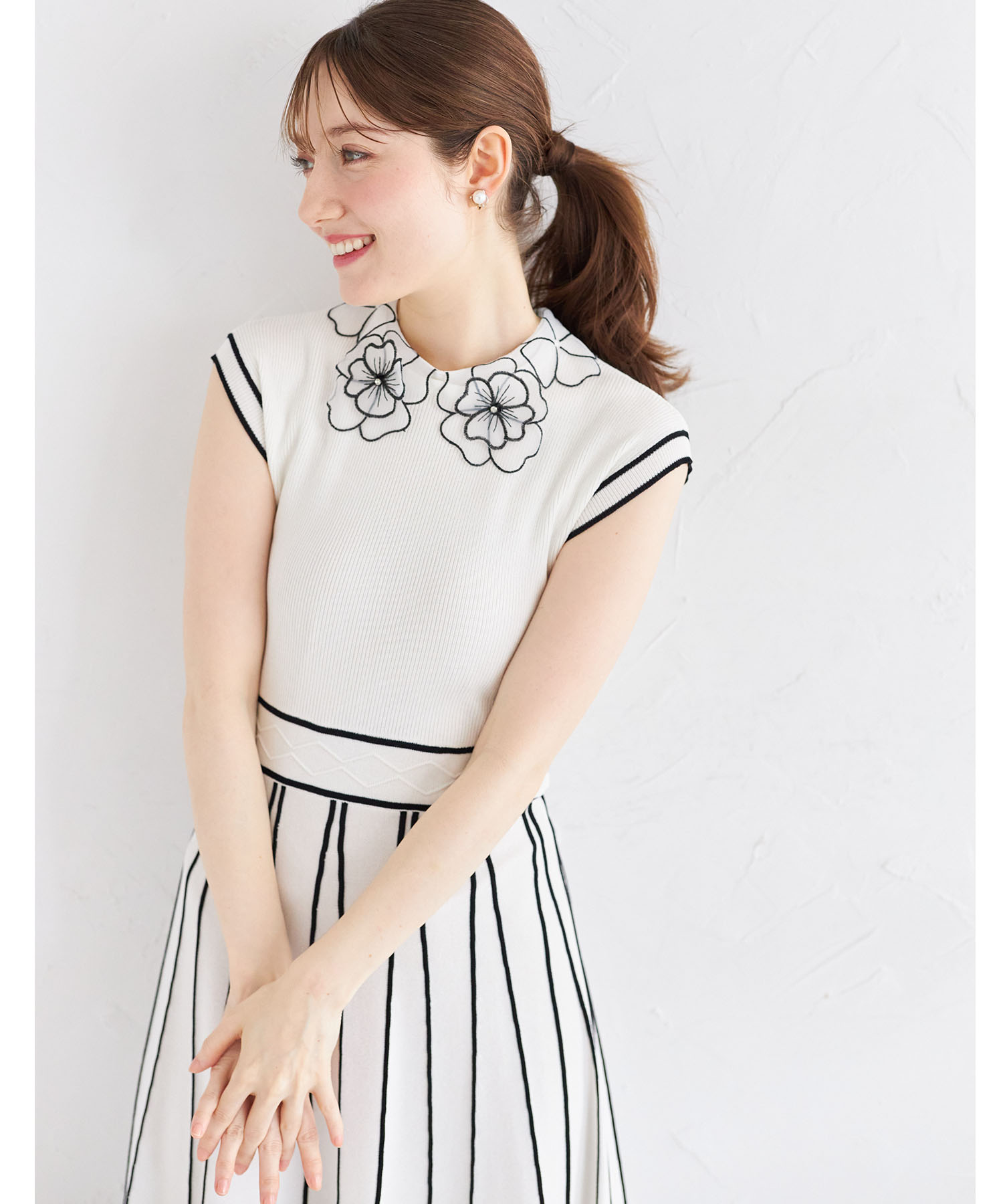 tocco トッコクローゼット　２ＷＡＹフラワーレース襟付き配色ラインプリーツニットワンピース