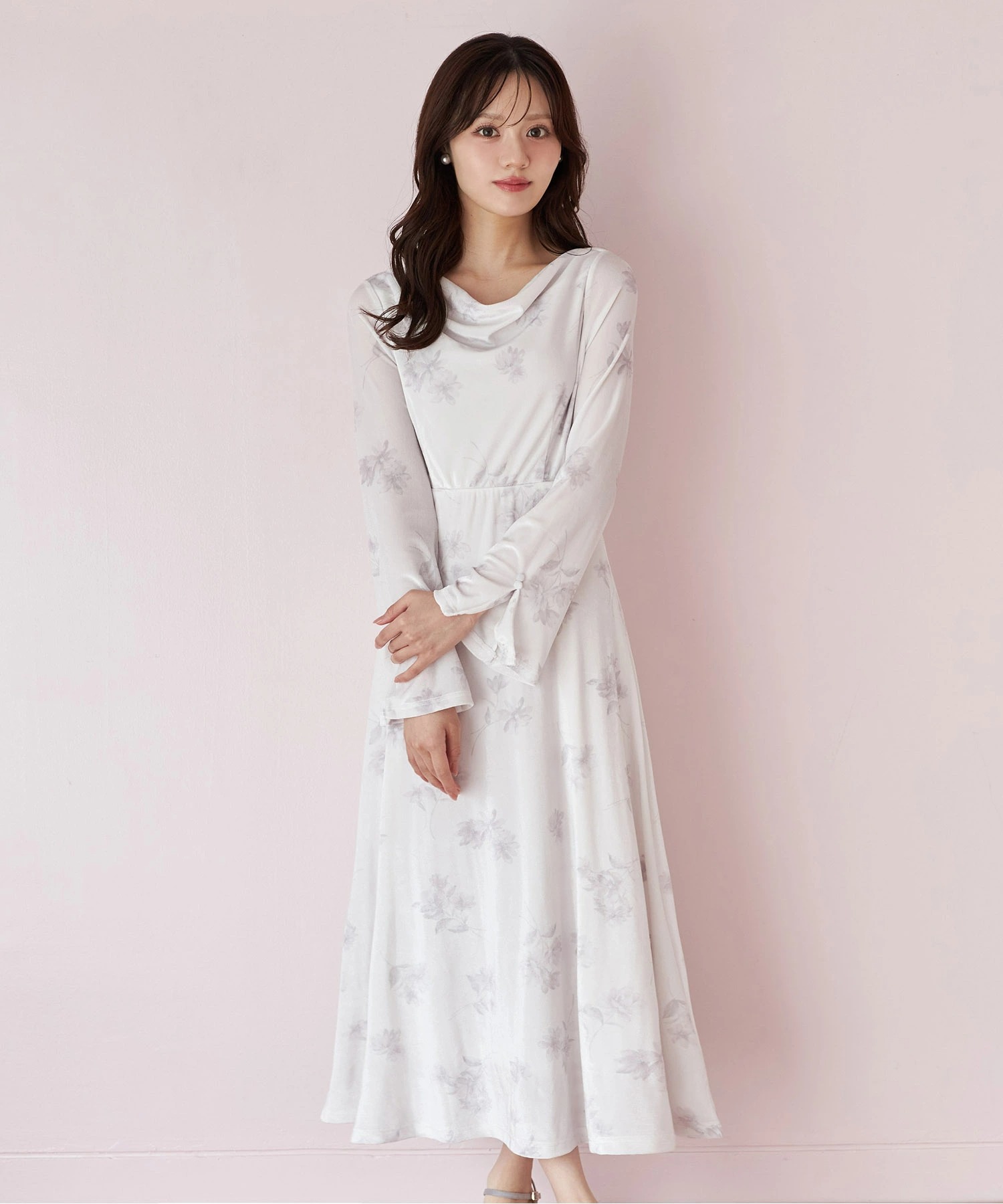 バックレースアップドレープネックフラワープリントベロアワンピース  tocco closet(トッコクローゼット)　《tocco closet luxe》＊スペシャルプライス品につき返品/キャンセル/配送日指定不可/ラッピング不可/少量在庫のセールの為交換は出来かねる場合がございます。