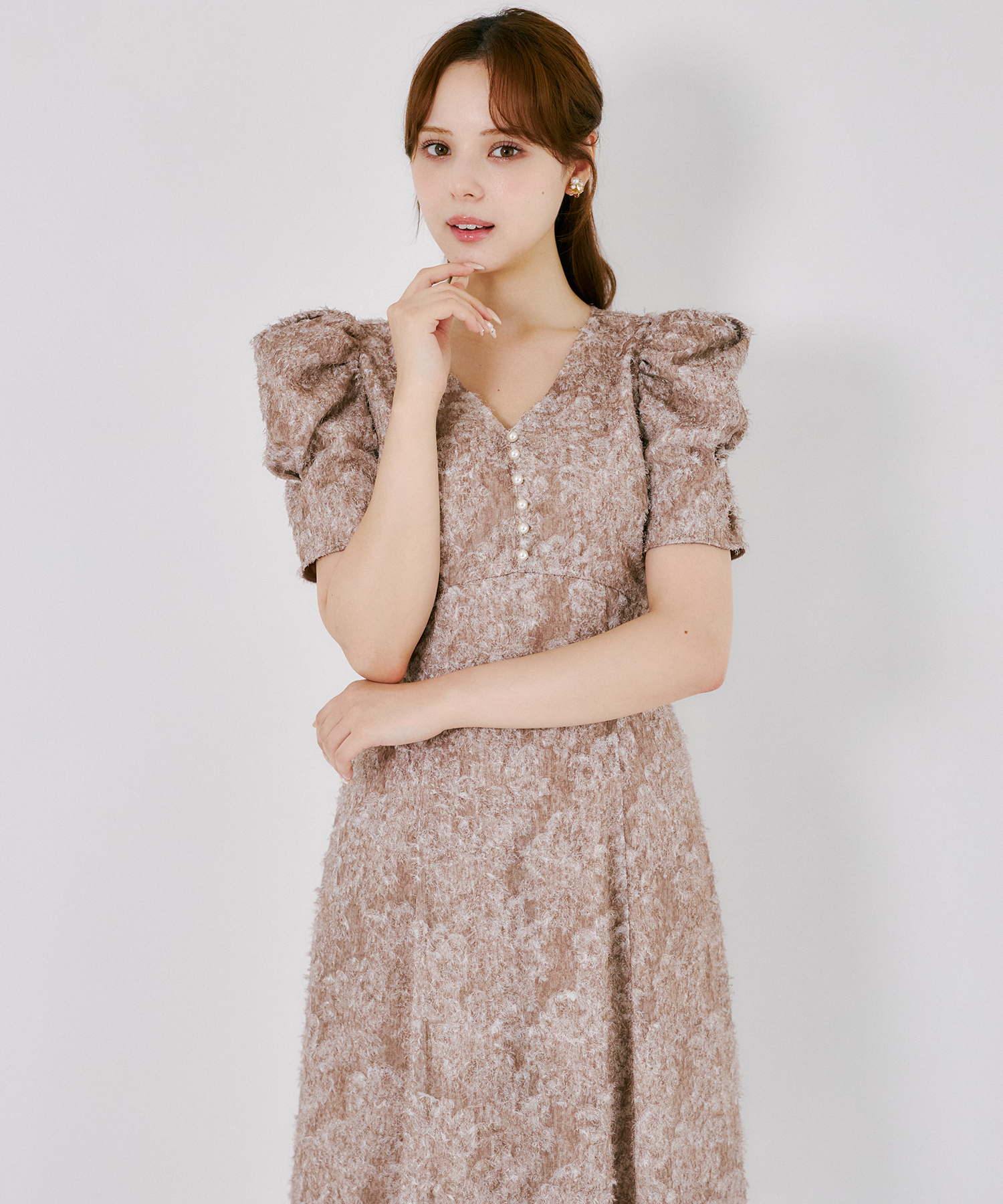 後ろリボン付きパワーショルダーフラワーフリンジジャガードワンピース 《tocco closet luxe》※綺咲愛里さんはダスティピンク着用 ＊スペシャルプライス品につき返品/キャンセル/配送日指定不可/ラッピング不可/少量在庫のセールの為交換は出来かねる場合がございます。