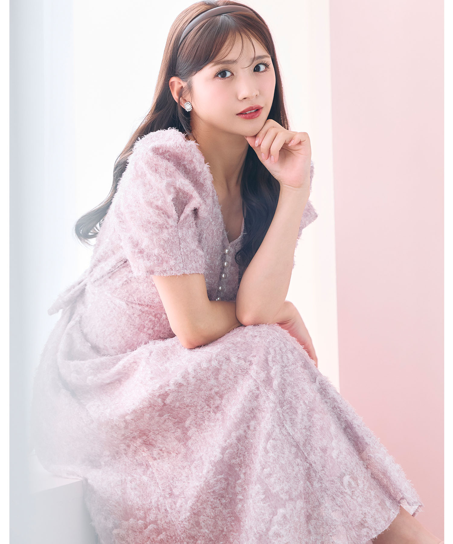 後ろリボン付きパワーショルダーフラワーフリンジジャガードワンピース tocco closet(トッコクローゼット)《tocco closet luxe》※綺咲愛里さんはダスティピンク着用
