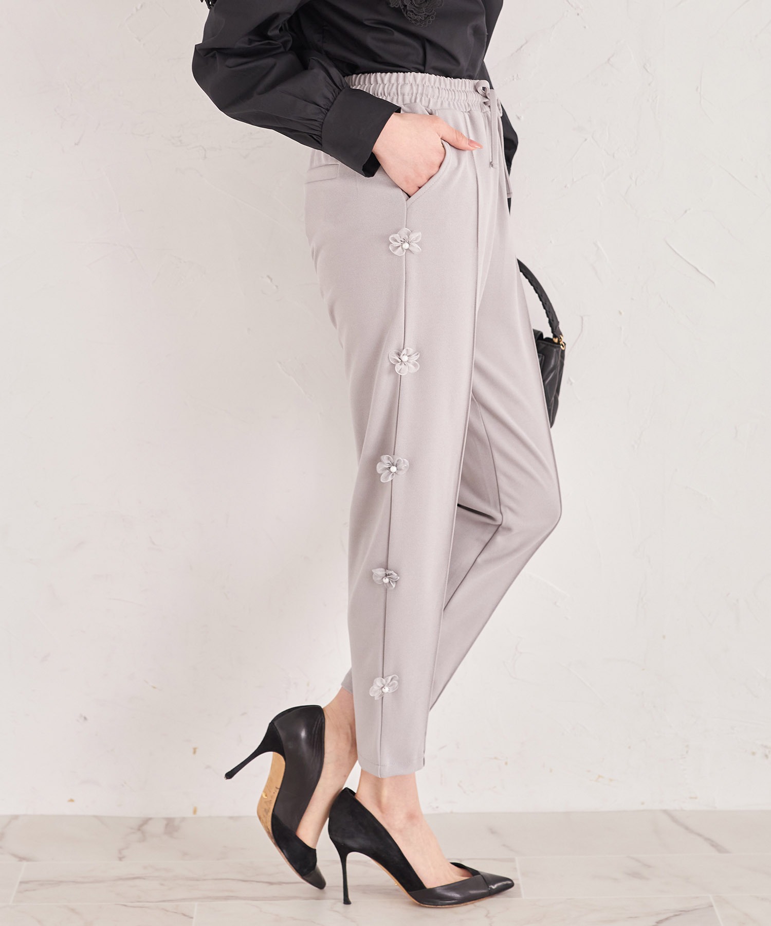 サイドフラワーモチーフ付きテーパードパンツ 3月8日(土)オフィシャルサイト限定再販☆【alvania アルヴァニア】 tocco closet(トッコクローゼット)※少量の在庫確保による再販売の為、交換は出来かねる場合がございます。予めご了承ください。