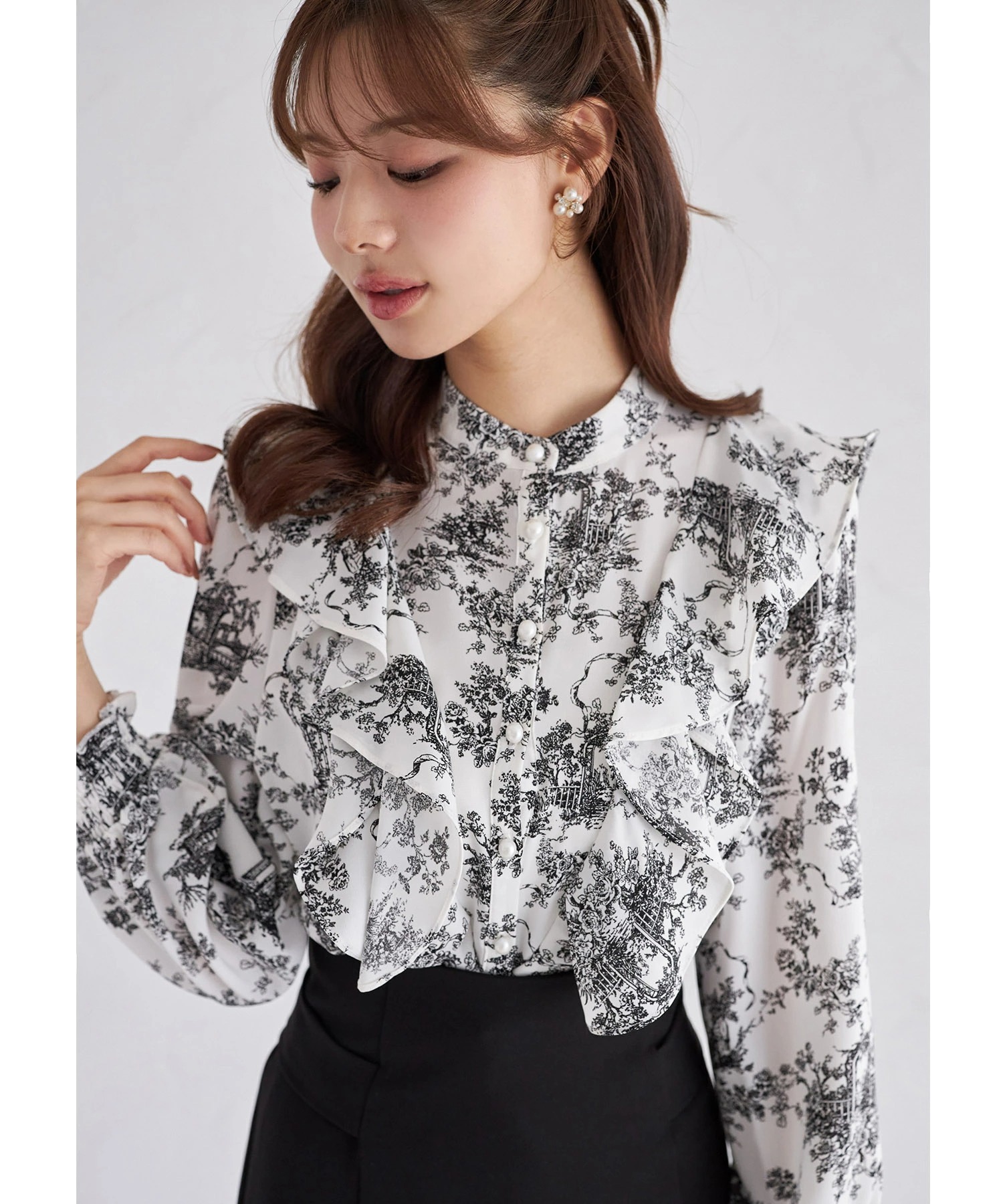 ラッフルフリル付きパール釦トワルドジュイプリントブラウス 11月10日(月)再販決定☆【amouria アモーリア】 tocco closet(トッコクローゼット)