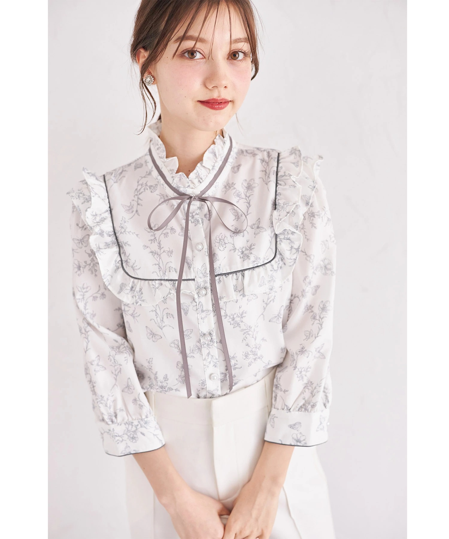 tocco トッコクローゼット　パール釦リボン×フリル付き蝶々トワルドジュイプリントブラウス