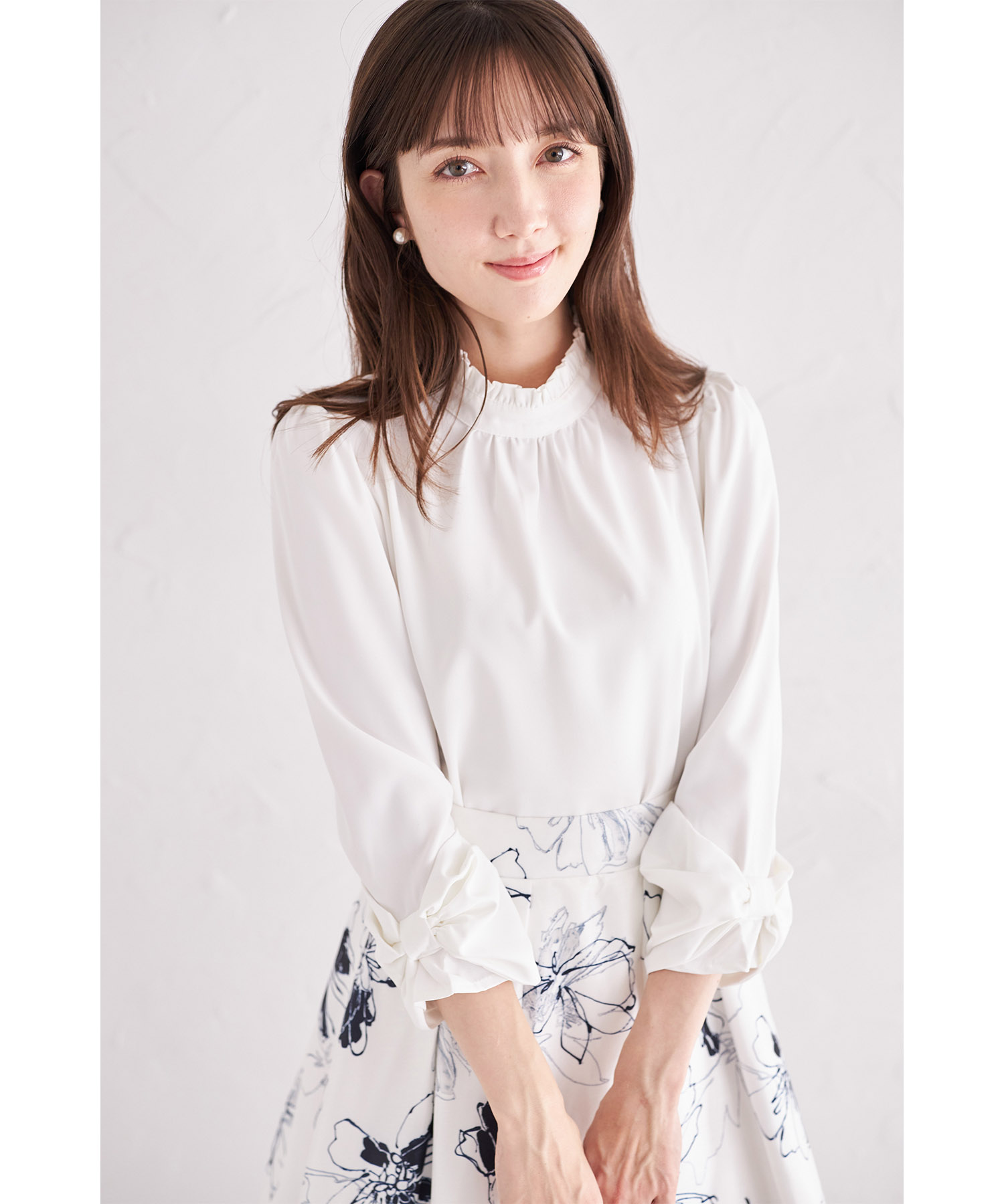 袖口りぼん付きプチフリルネックブラウス  12月30日(火) オフィシャルサイト限定オフホワイト再販☆【arabelle】 《tocco closet luxe》≪Work Style≫ ※少量の在庫確保による再販売の為、交換は出来かねる場合がございます。予めご了承ください。