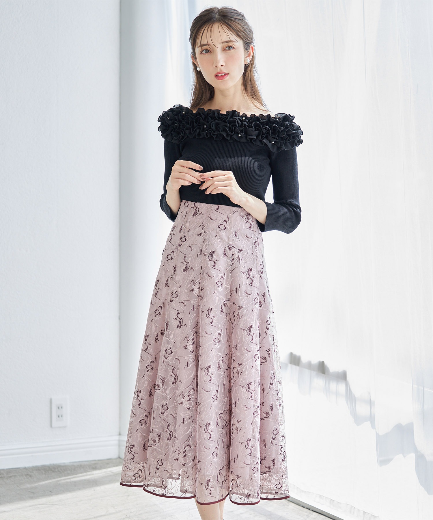 ラインフラワー刺繍×裾パイピングシアーフレアスカート【aviole アヴィオル】 tocco closet(トッコクローゼット)＊スペシャルプライス品につき返品/キャンセル/配送日指定不可/ラッピング不可/少量在庫のセールの為交換は出来かねる場合がございます。